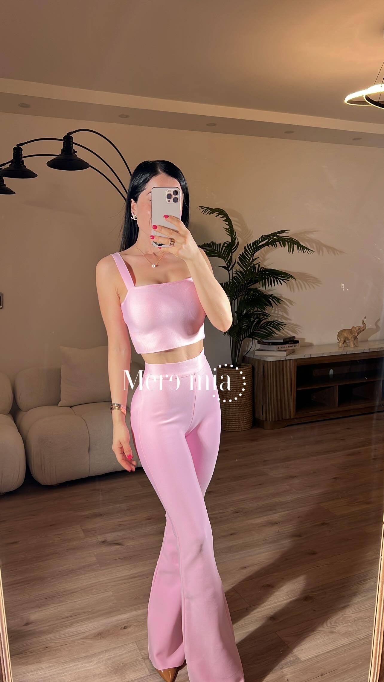 Pantalón rosa acampanado