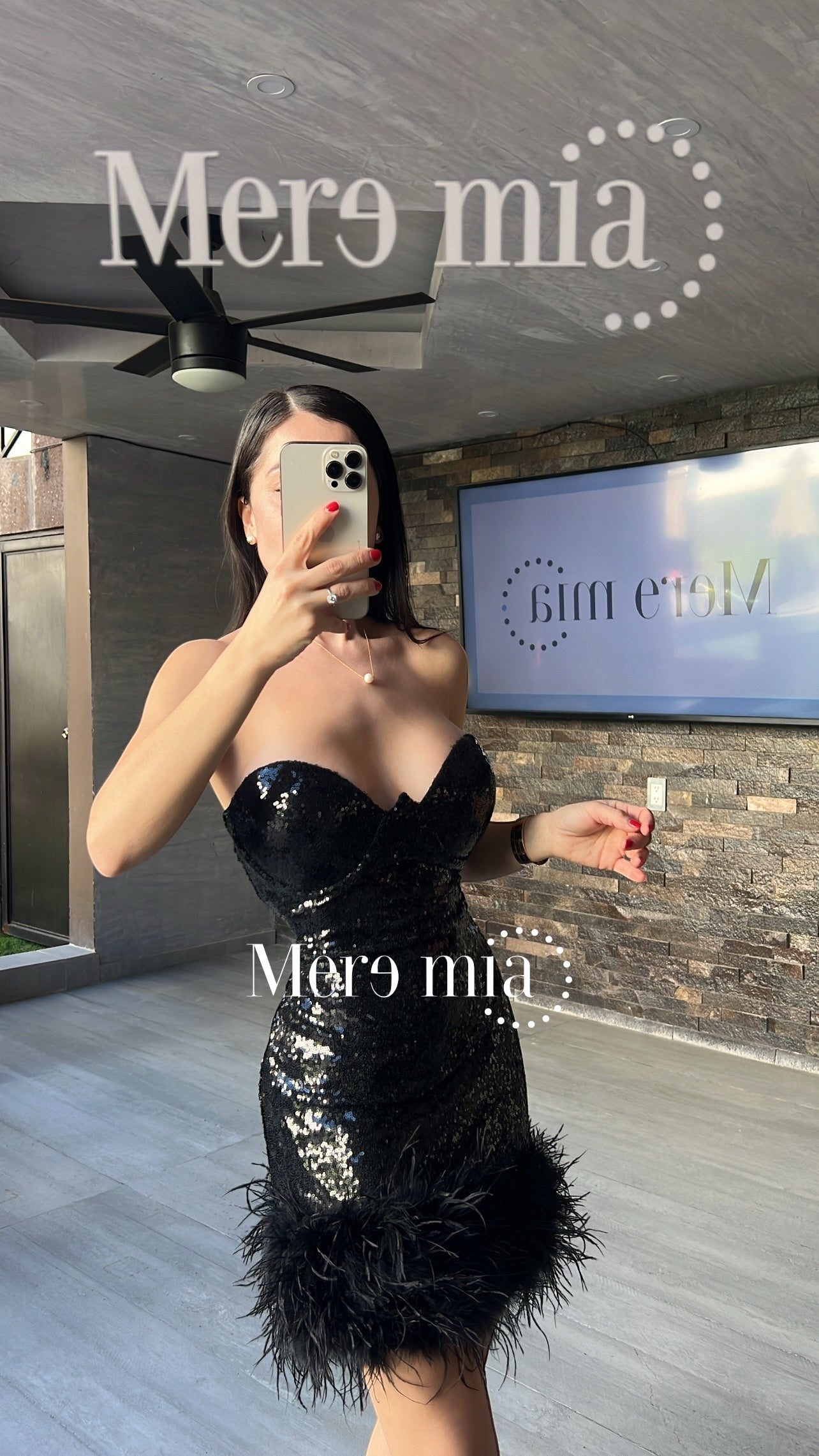 Vestido negro lent plumas