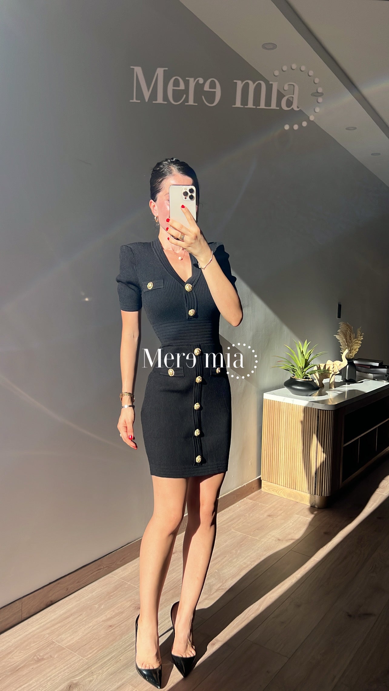 Vestido negro botones V