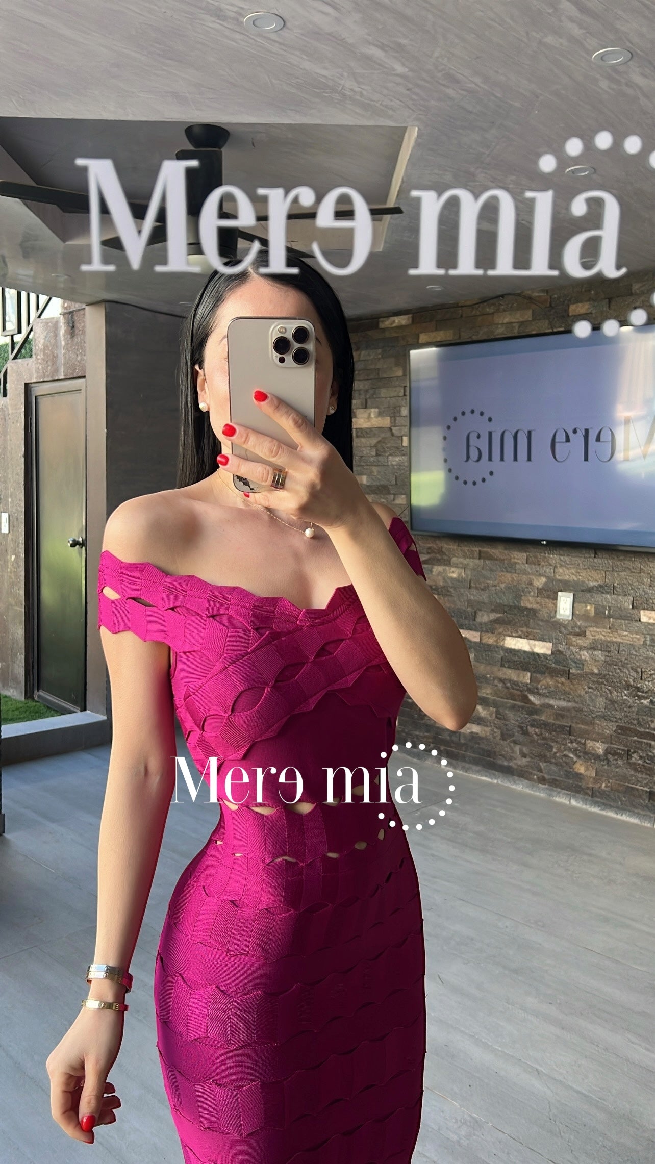 Vestido tinto ruff hombros