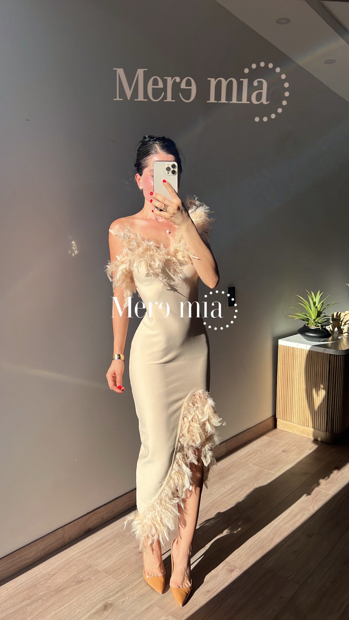Vestido beige plumas