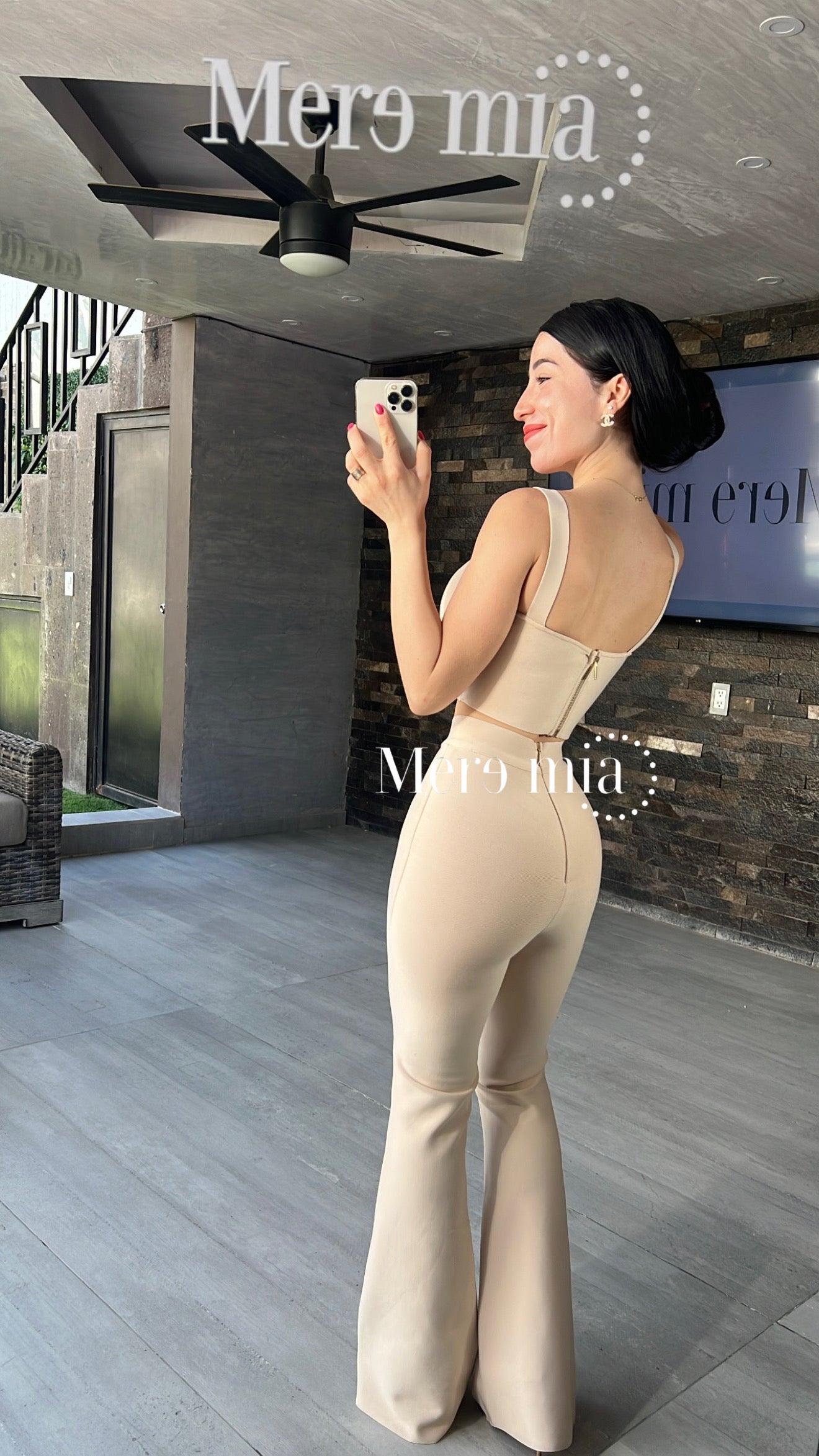 Pantalón beige acampanado