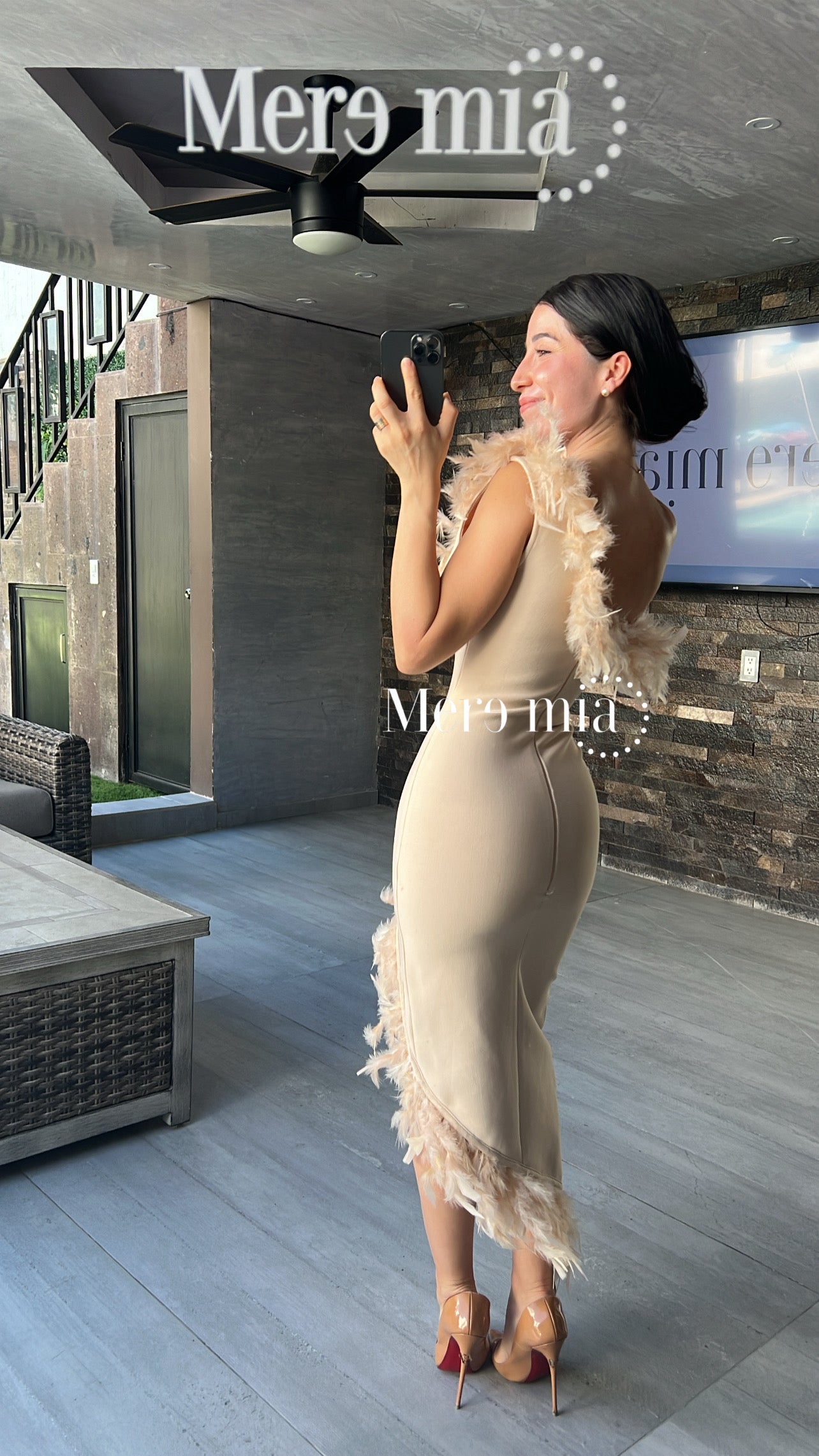 Vestido beige plumas
