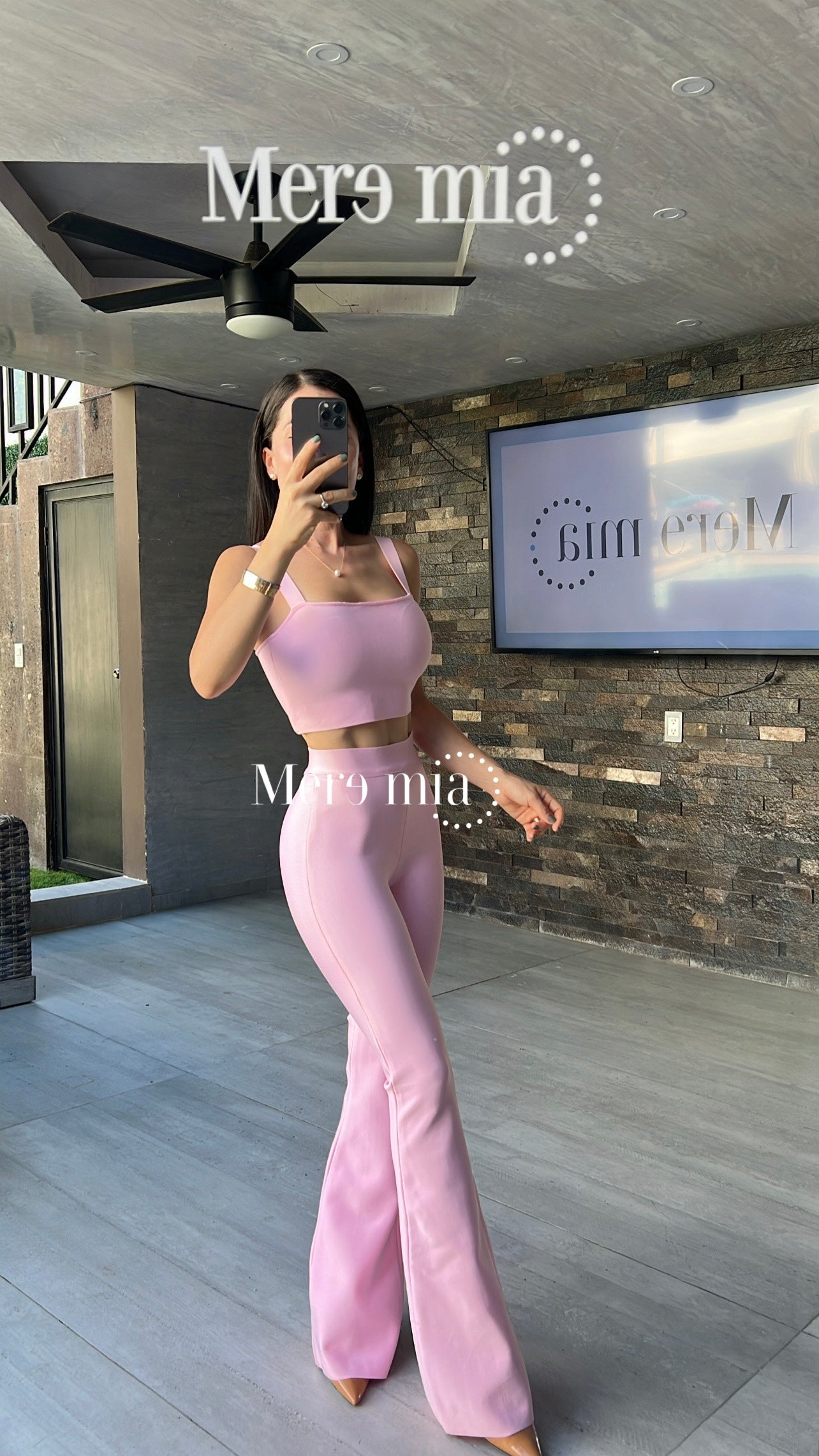 Pantalón rosa acampanado