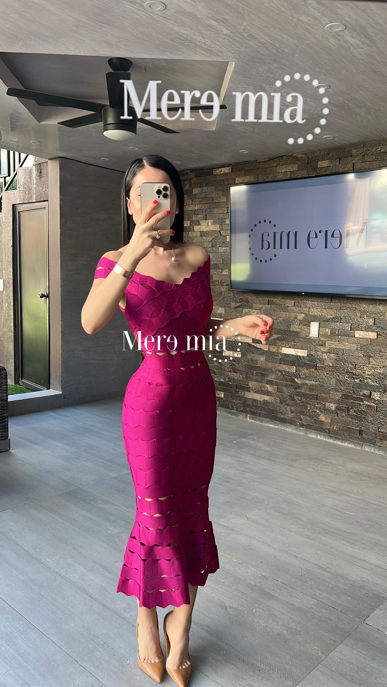 Vestido tinto ruff hombros