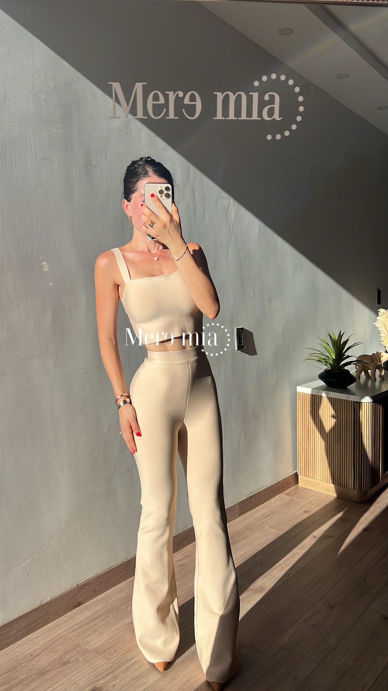 Pantalón beige acampanado