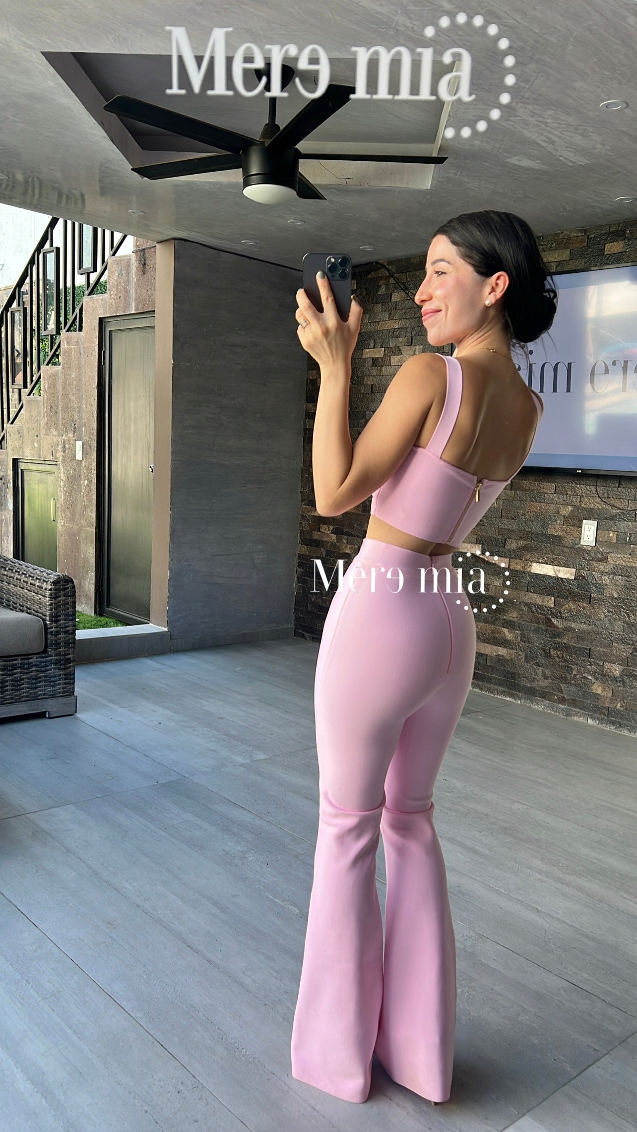 Pantalón rosa acampanado