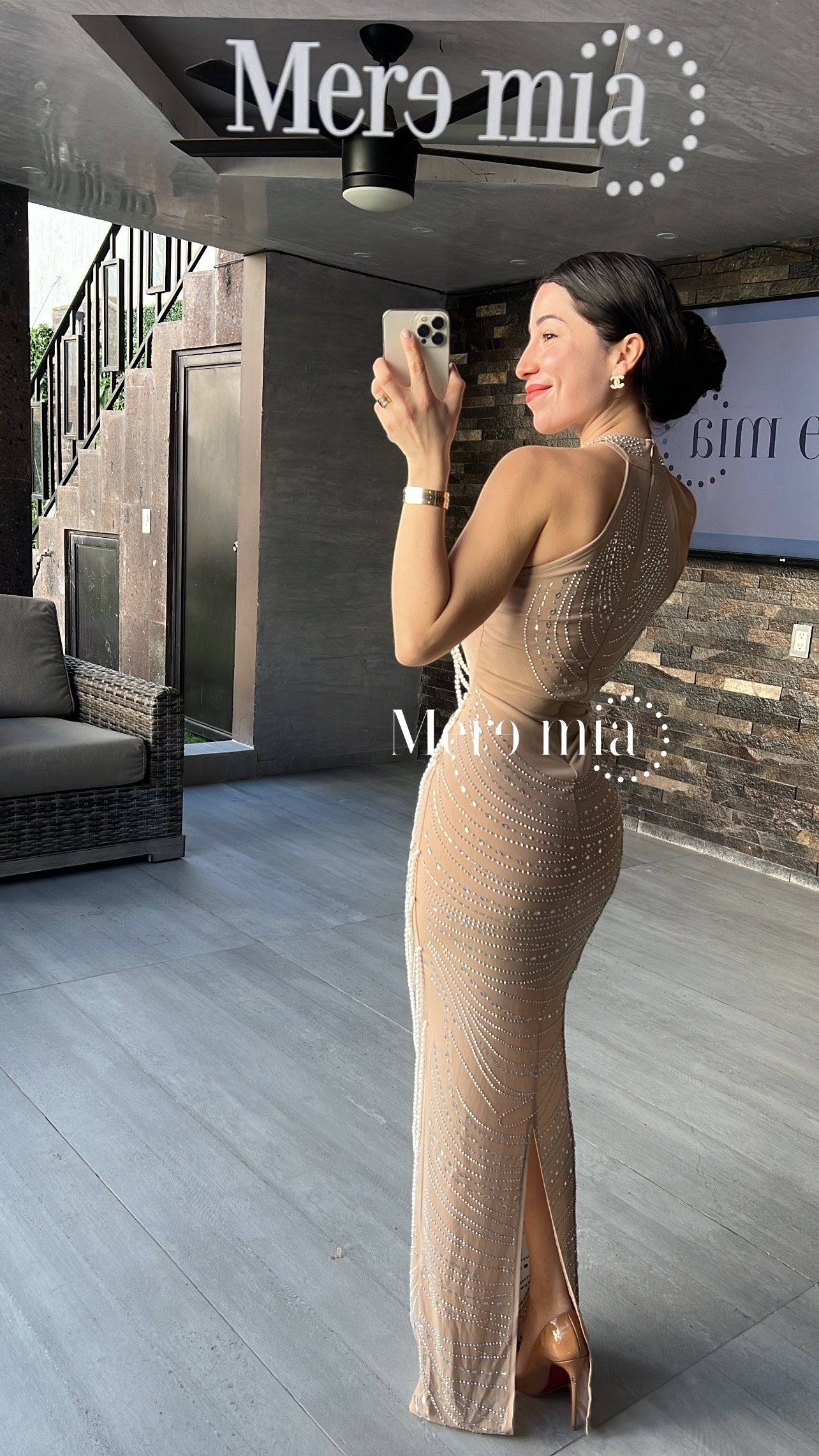 Vestido beige perlas cuello