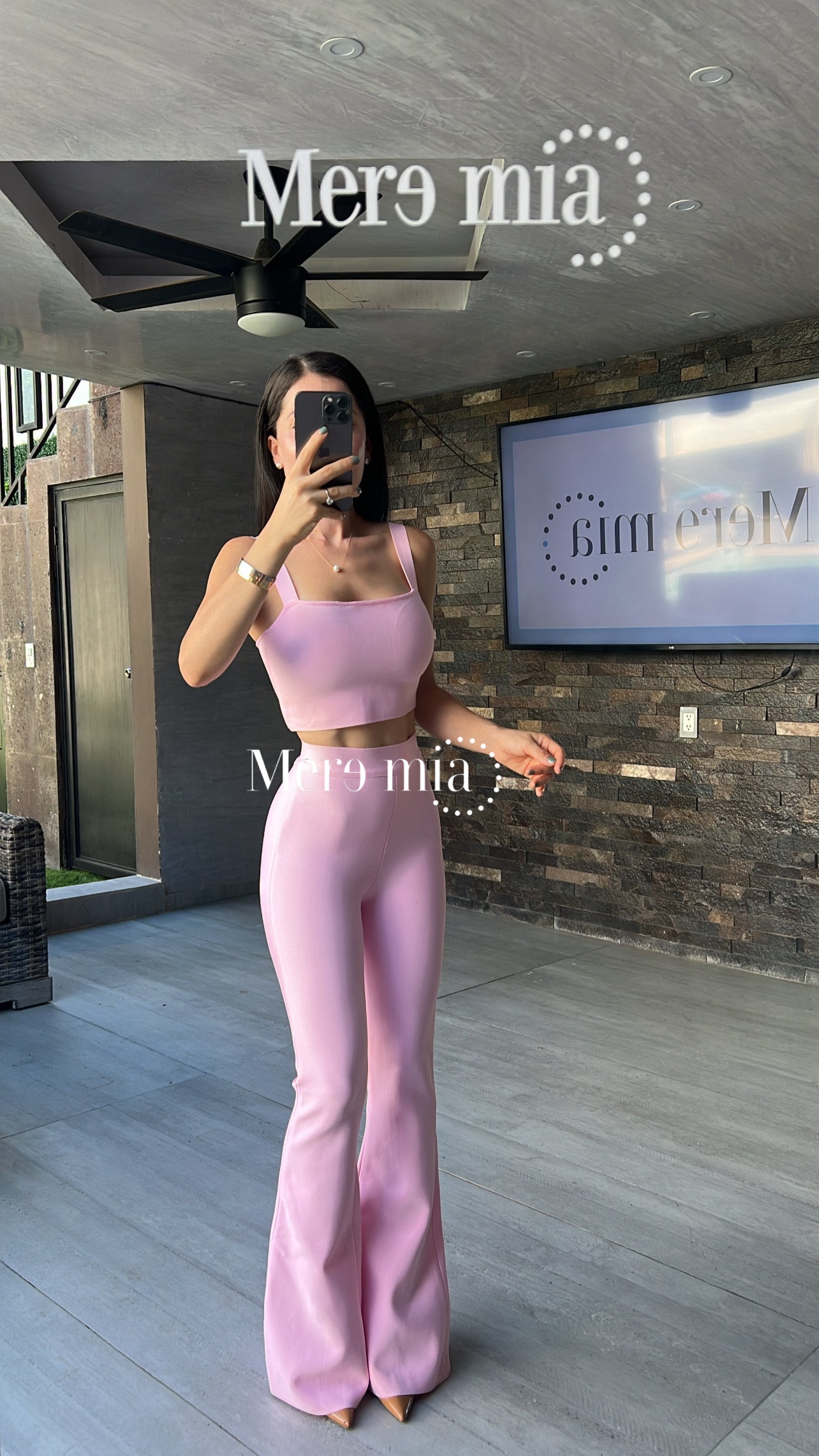 Pantalón rosa acampanado