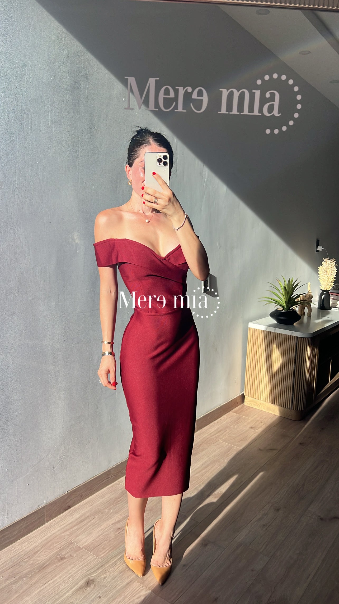 Vestido tinto hombros