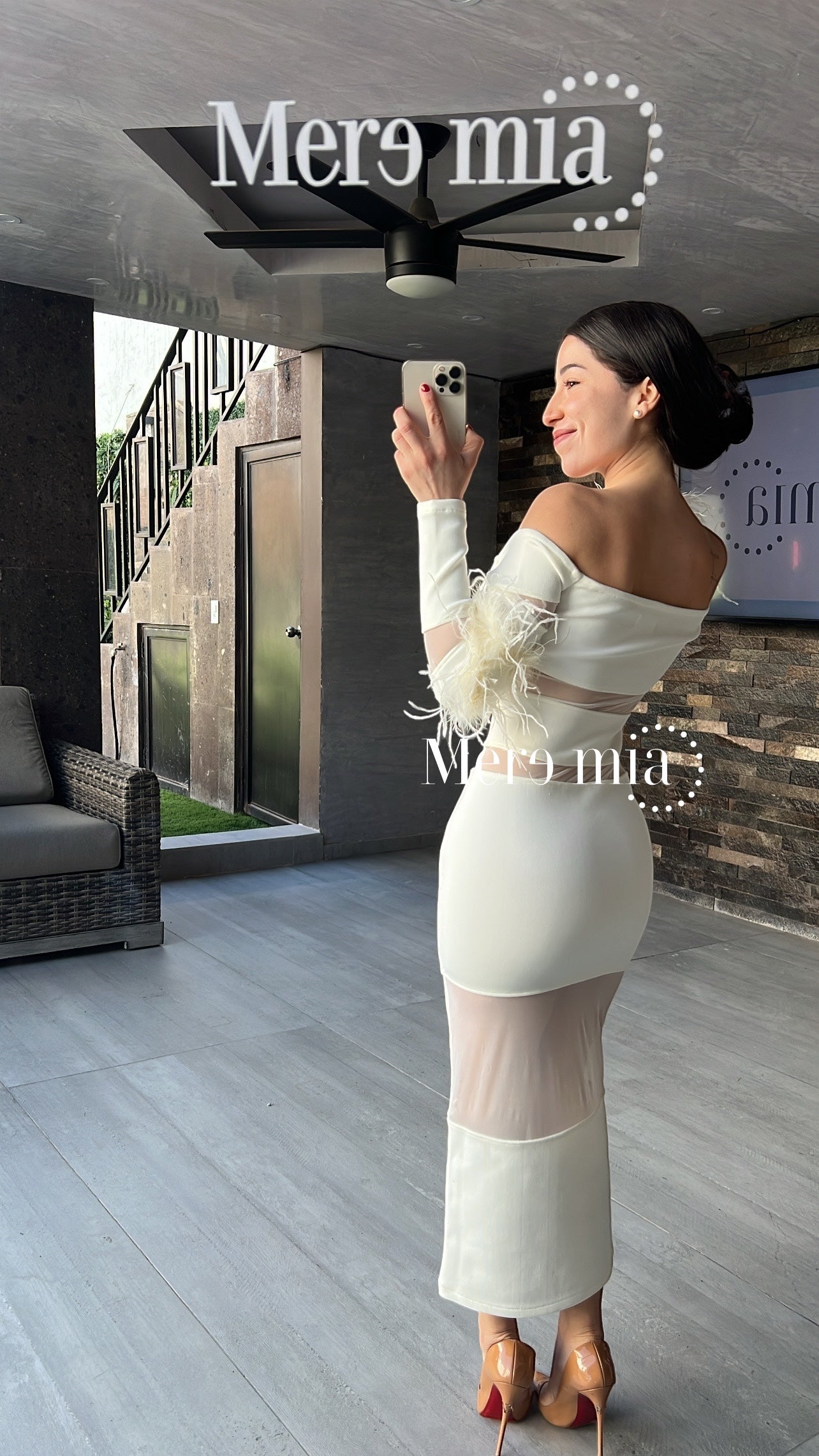 Vestido blanco plumas codos