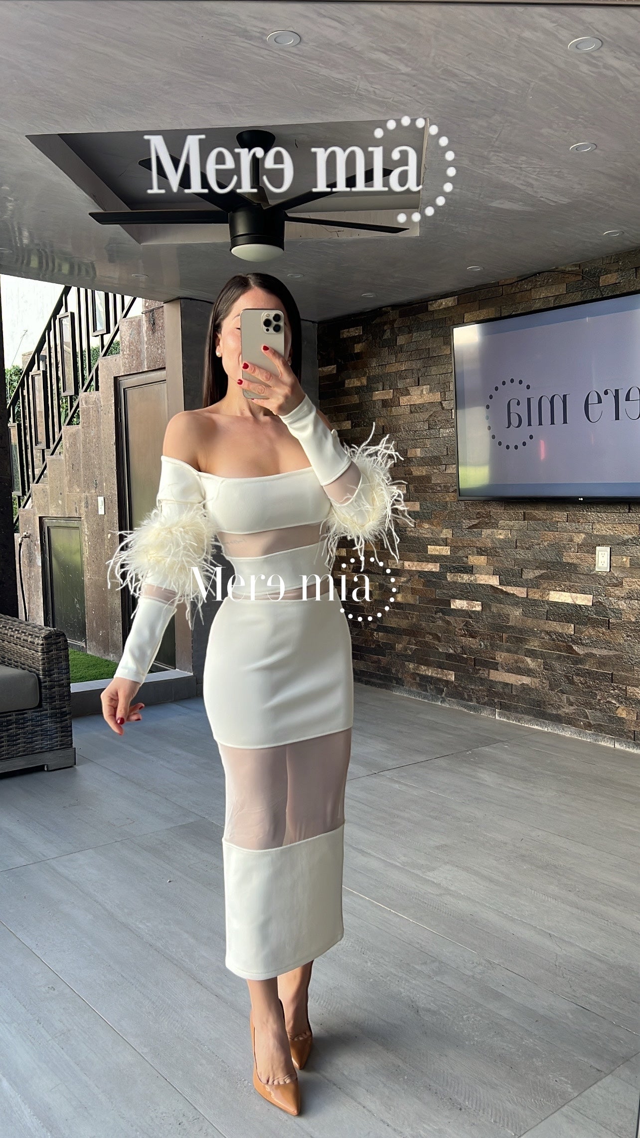 Vestido blanco plumas codos