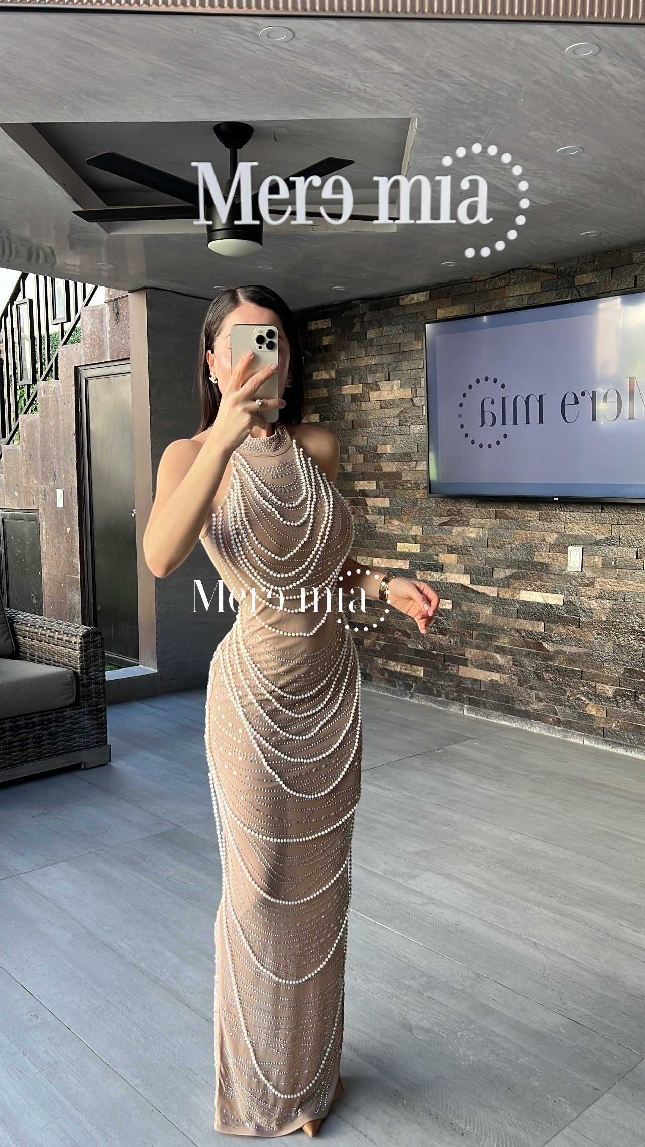 Vestido beige perlas cuello