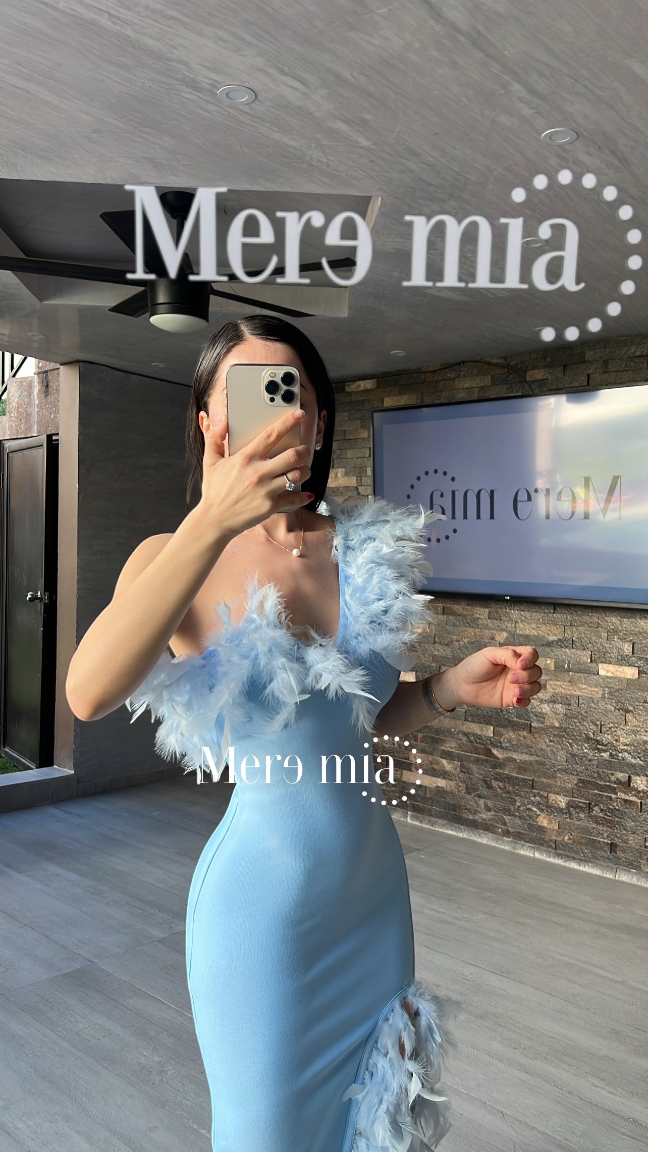 Vestido azul plumas hombro