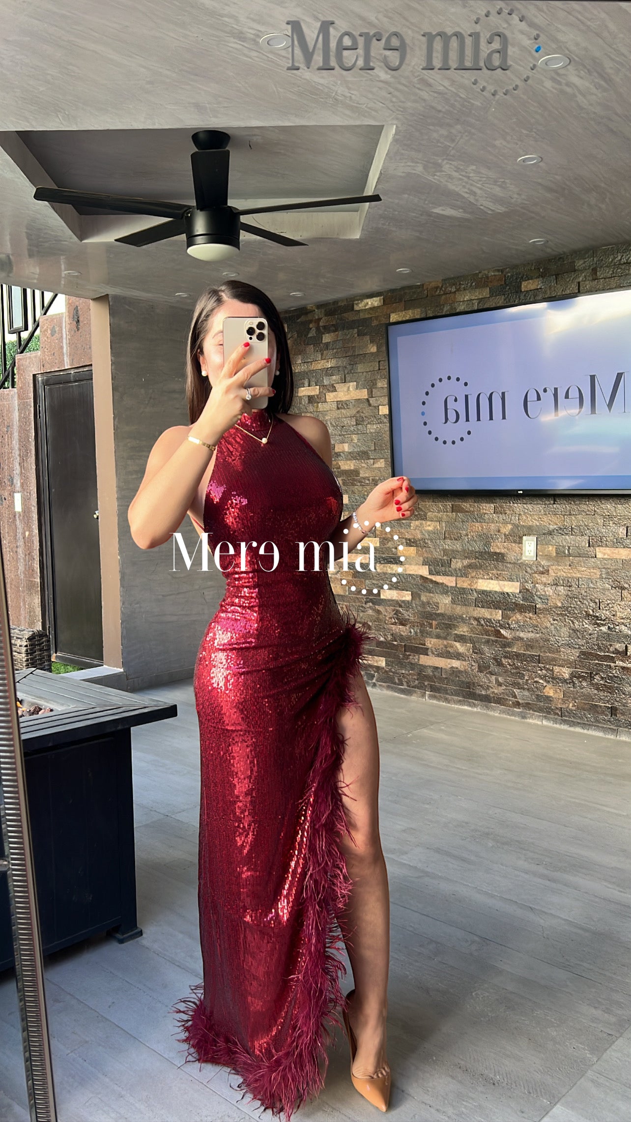 Vestido lent tinto plumas