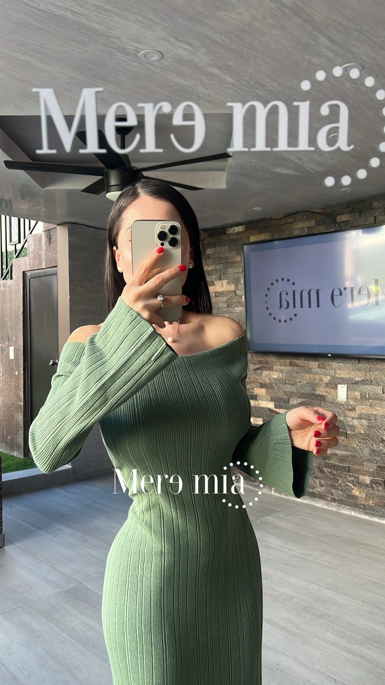 Vestido verde hombros mangas