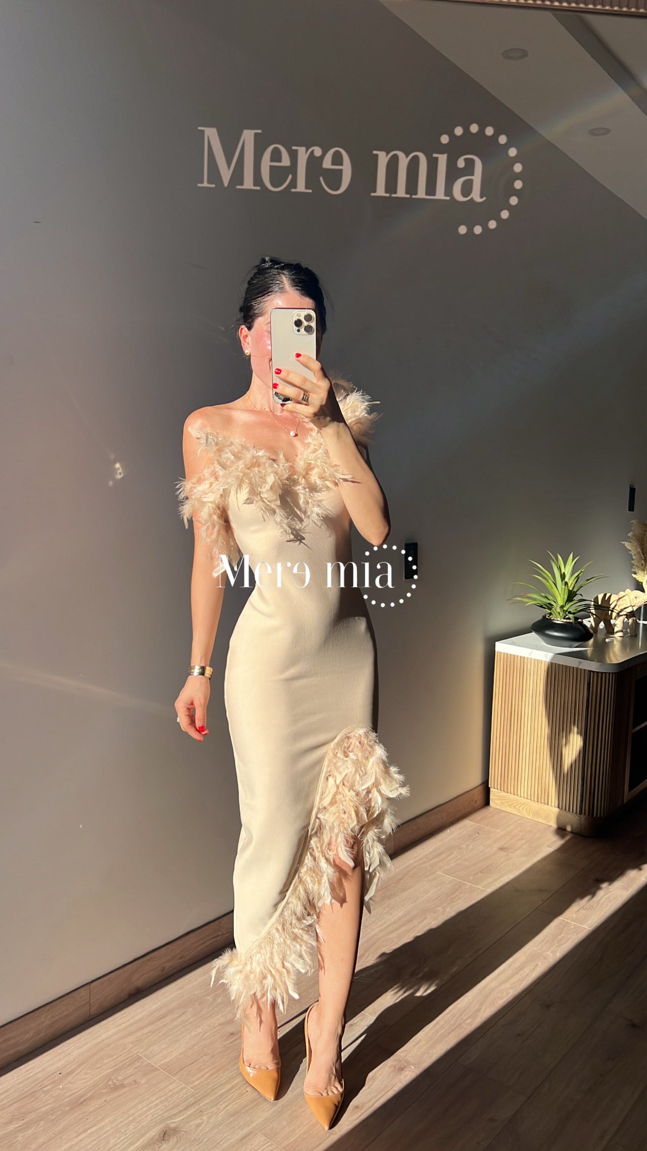 Vestido beige plumas