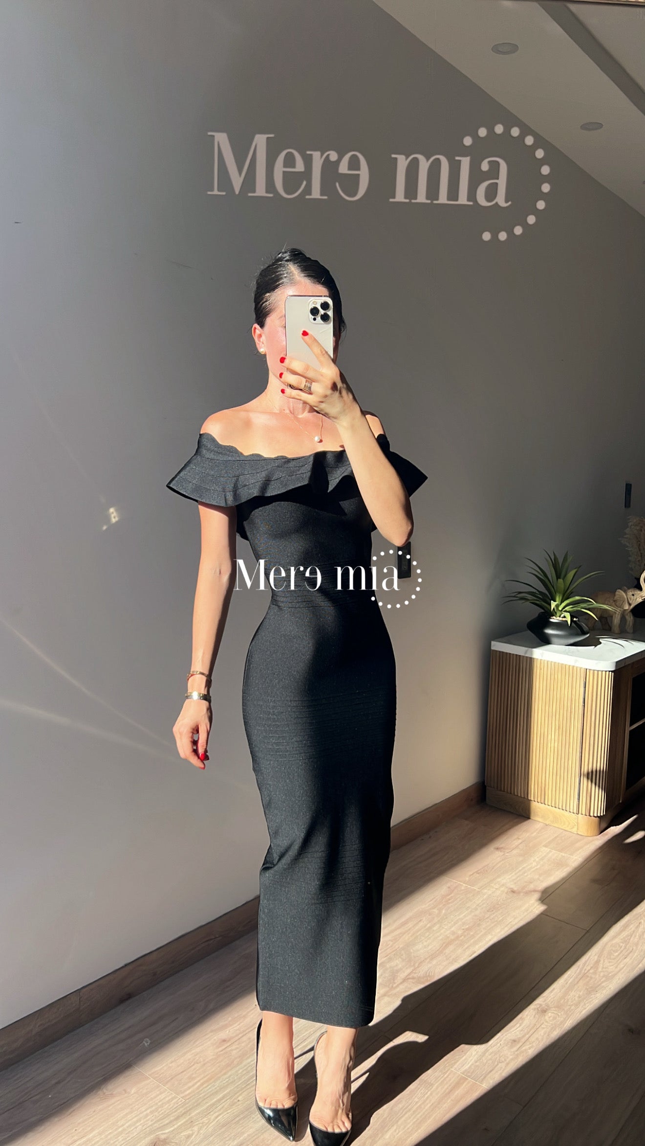 Vestido negro olan arriba