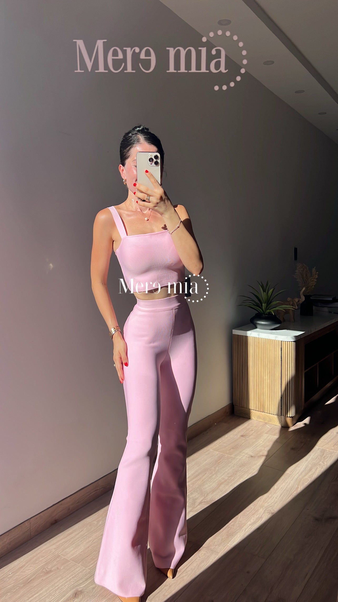 Pantalón rosa acampanado