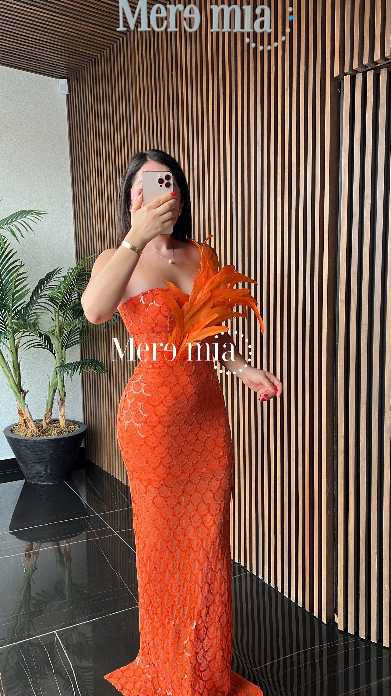 Vestido naranja plumas