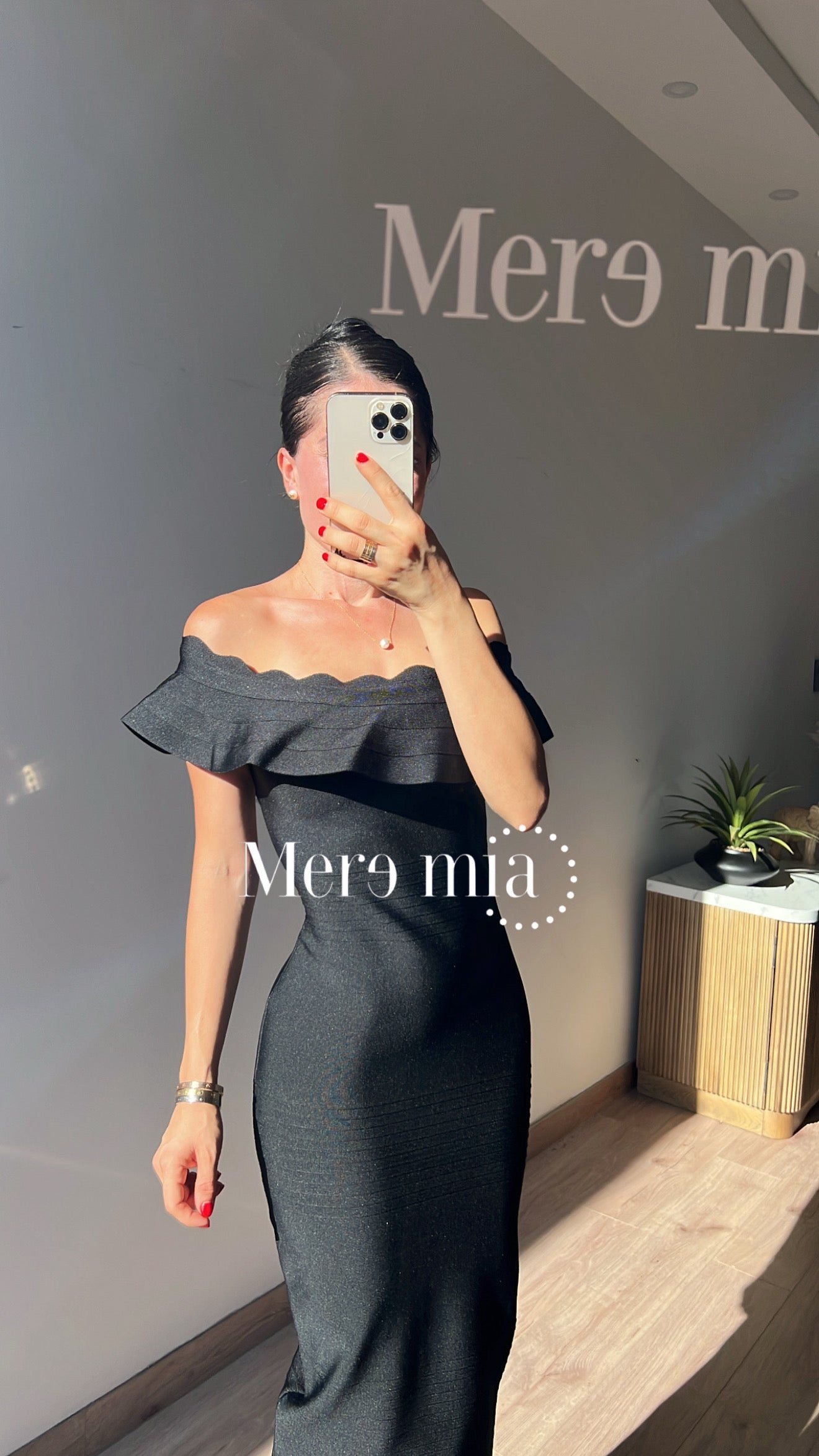 Vestido negro olan arriba