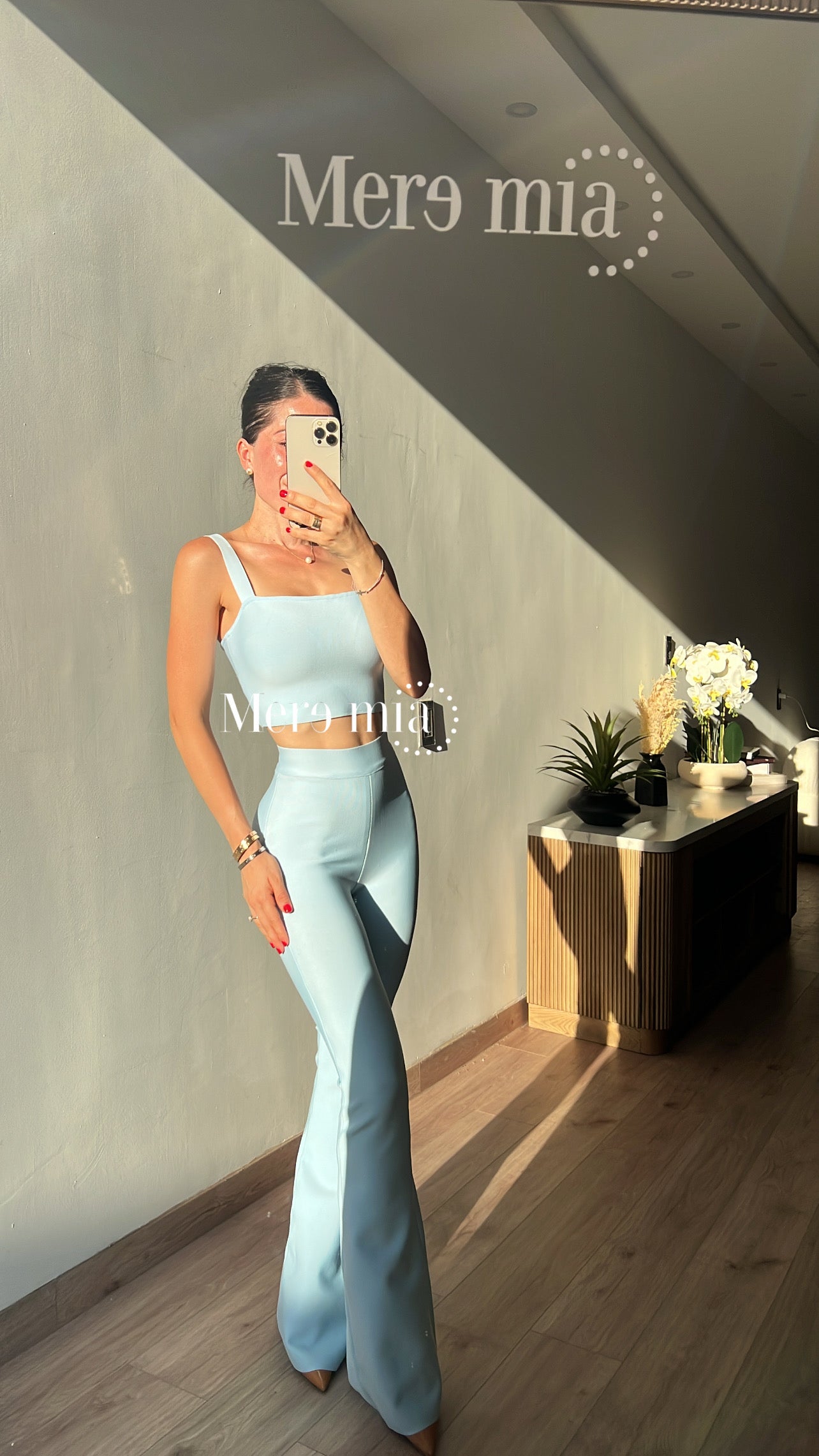 Pantalón azul acampanado