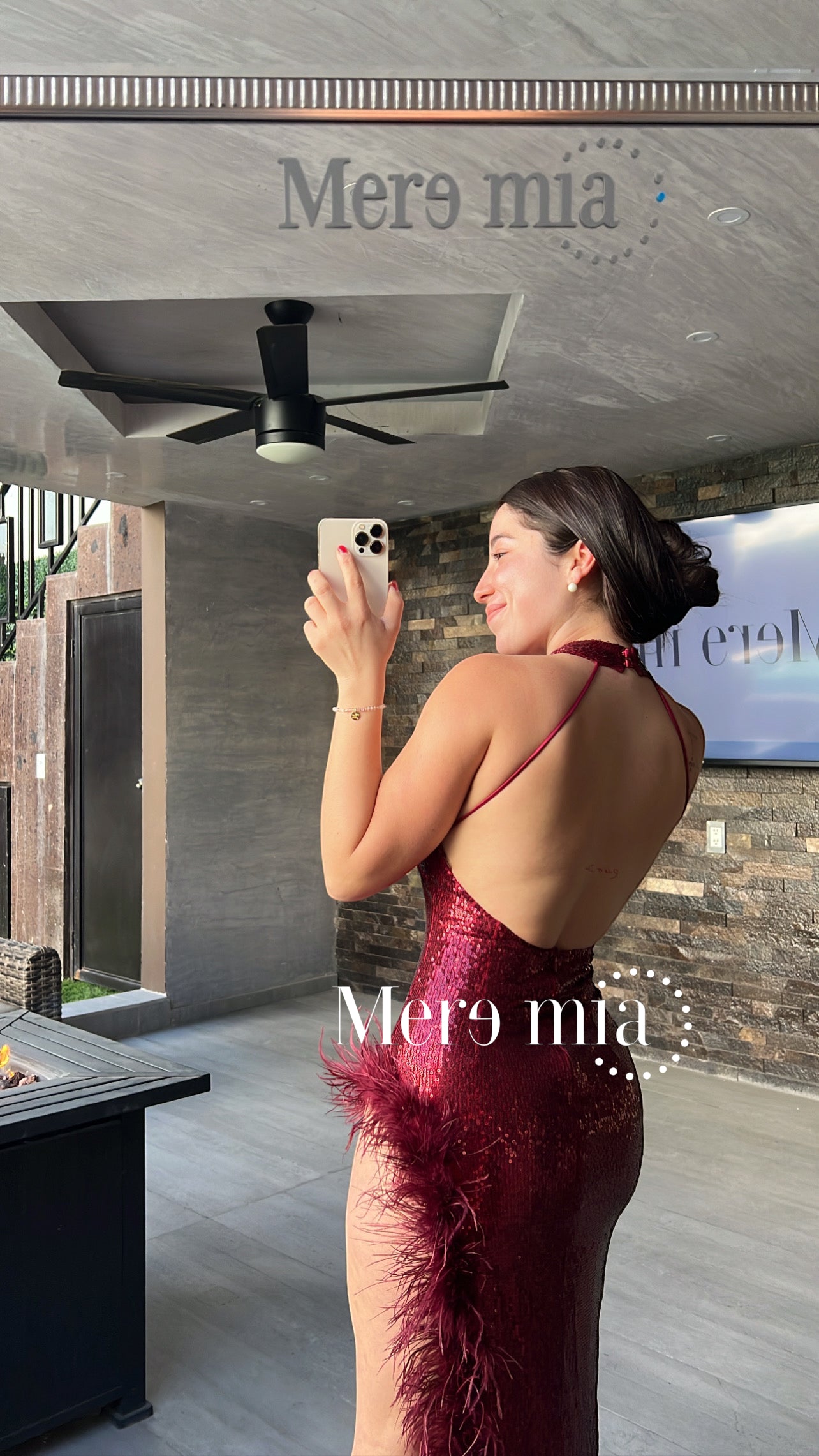 Vestido lent tinto plumas