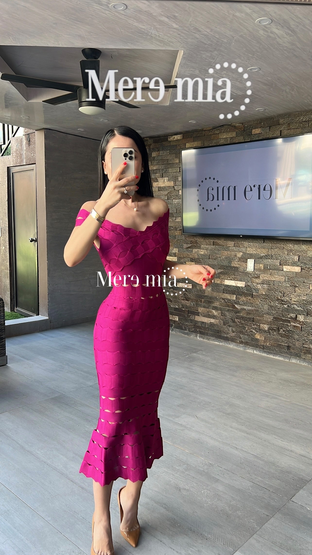 Vestido tinto ruff hombros