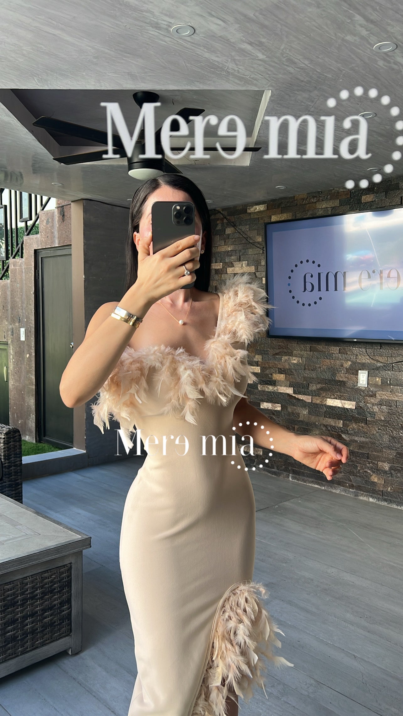 Vestido beige plumas