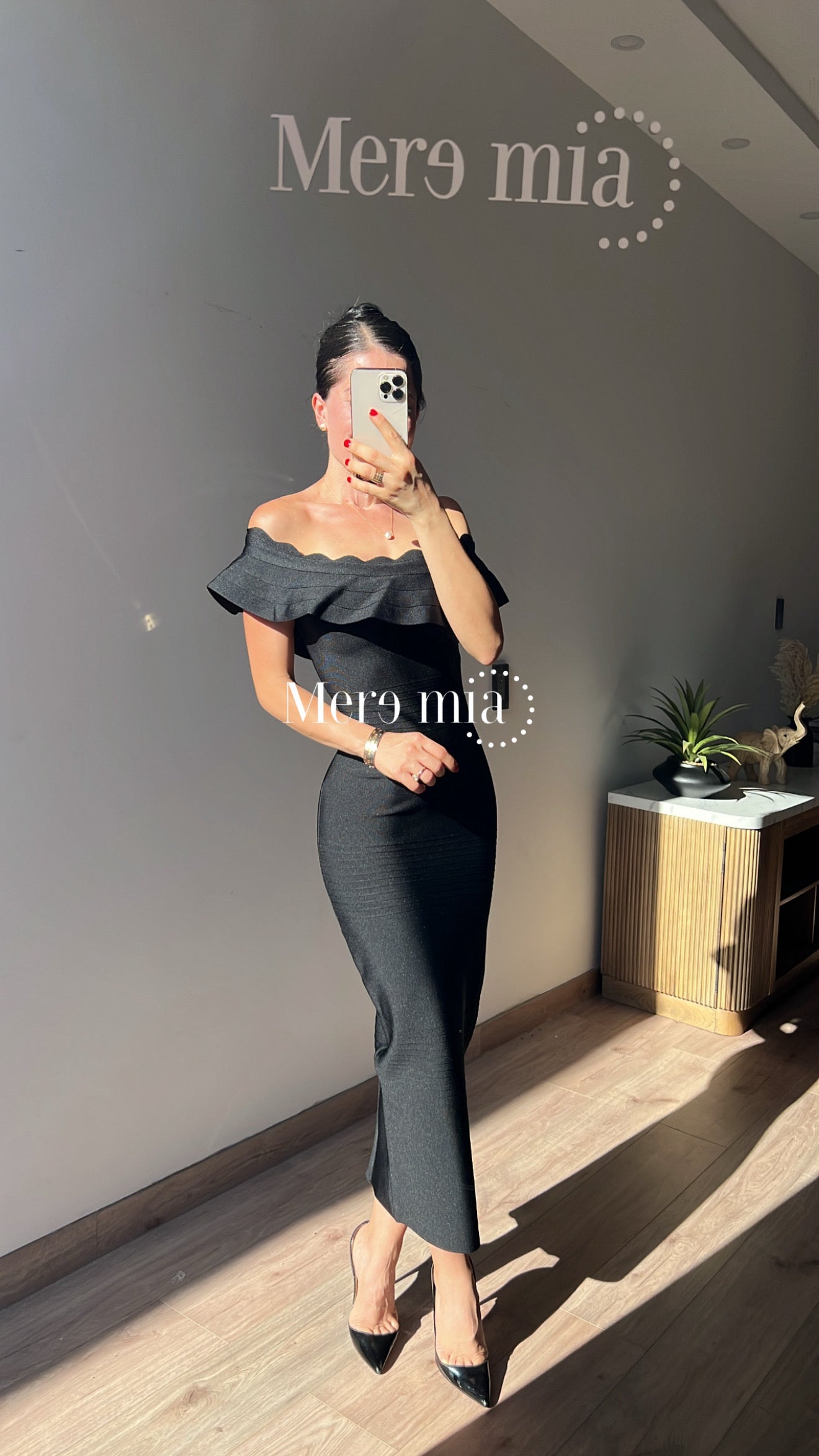 Vestido negro olan arriba
