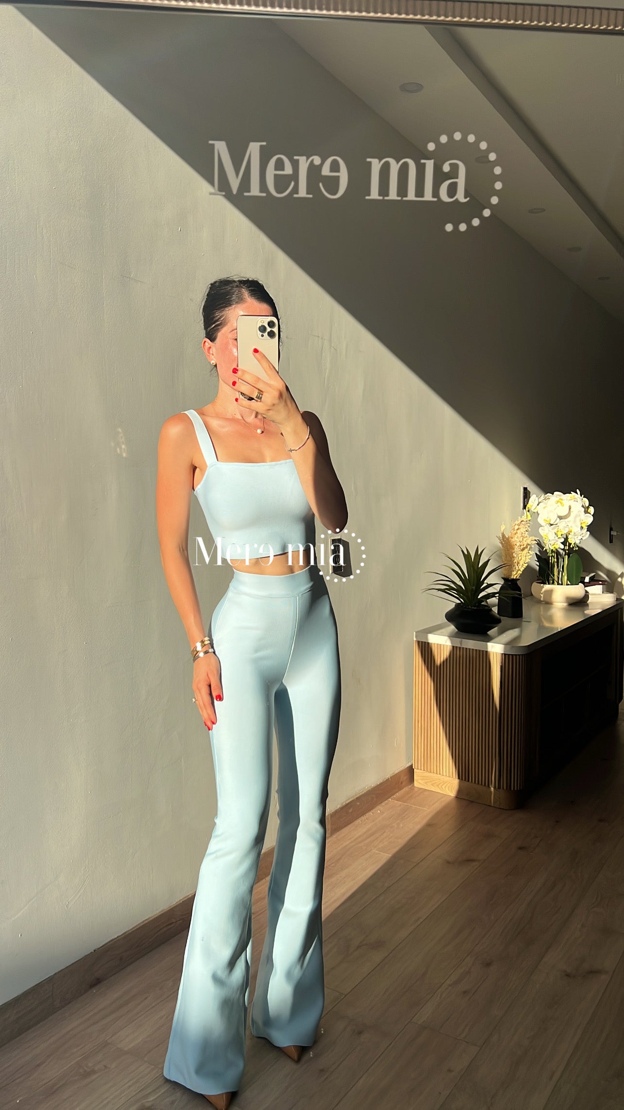 Pantalón azul acampanado