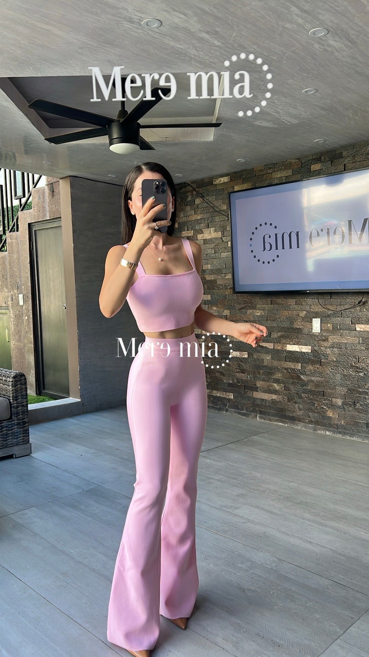 Pantalón rosa acampanado
