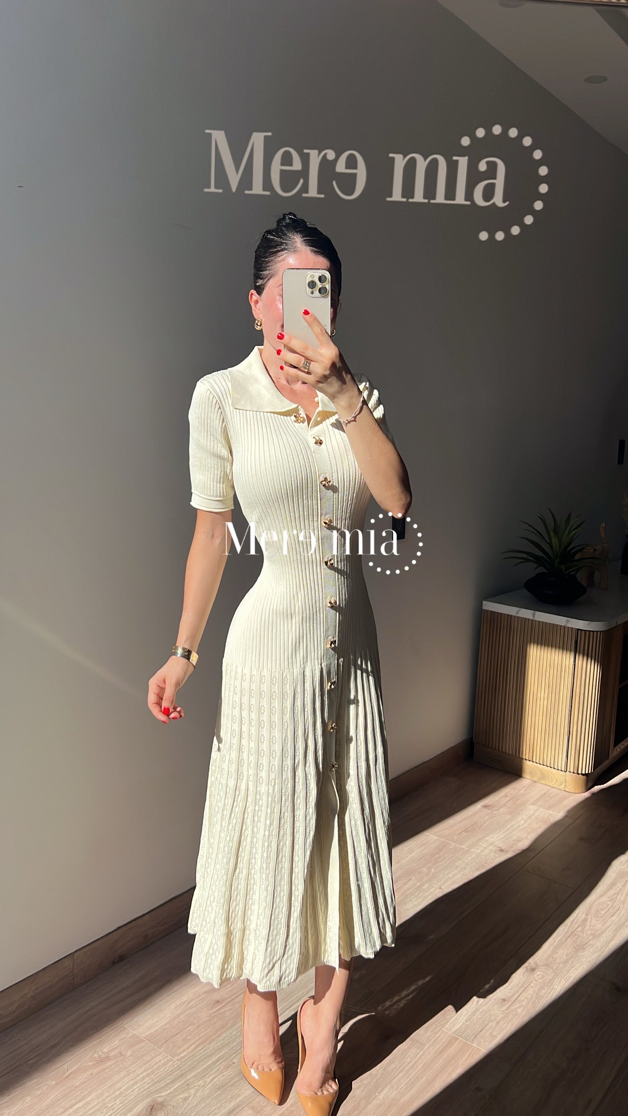 Vestido cuello beige botones