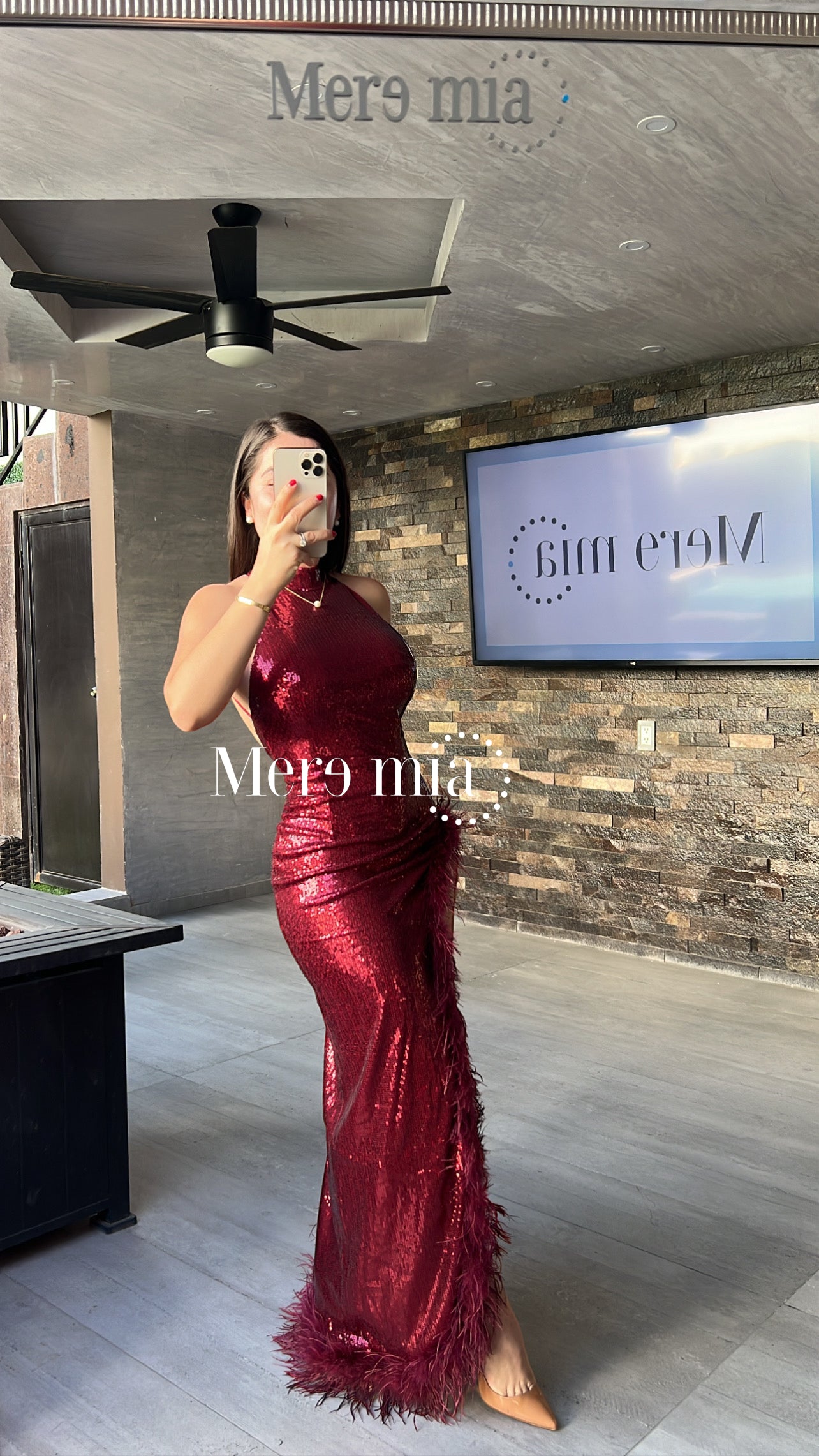 Vestido lent tinto plumas