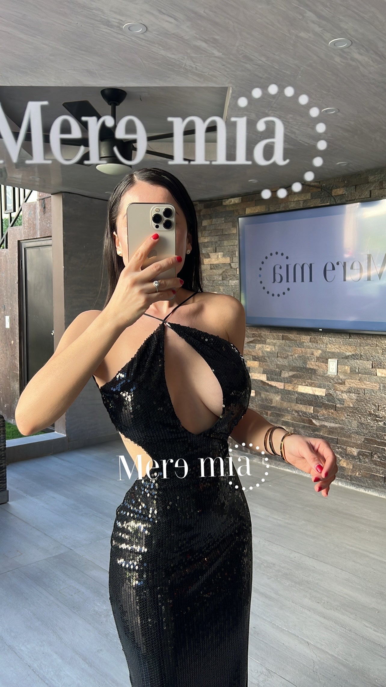 Vestido negro abertura pecho lent