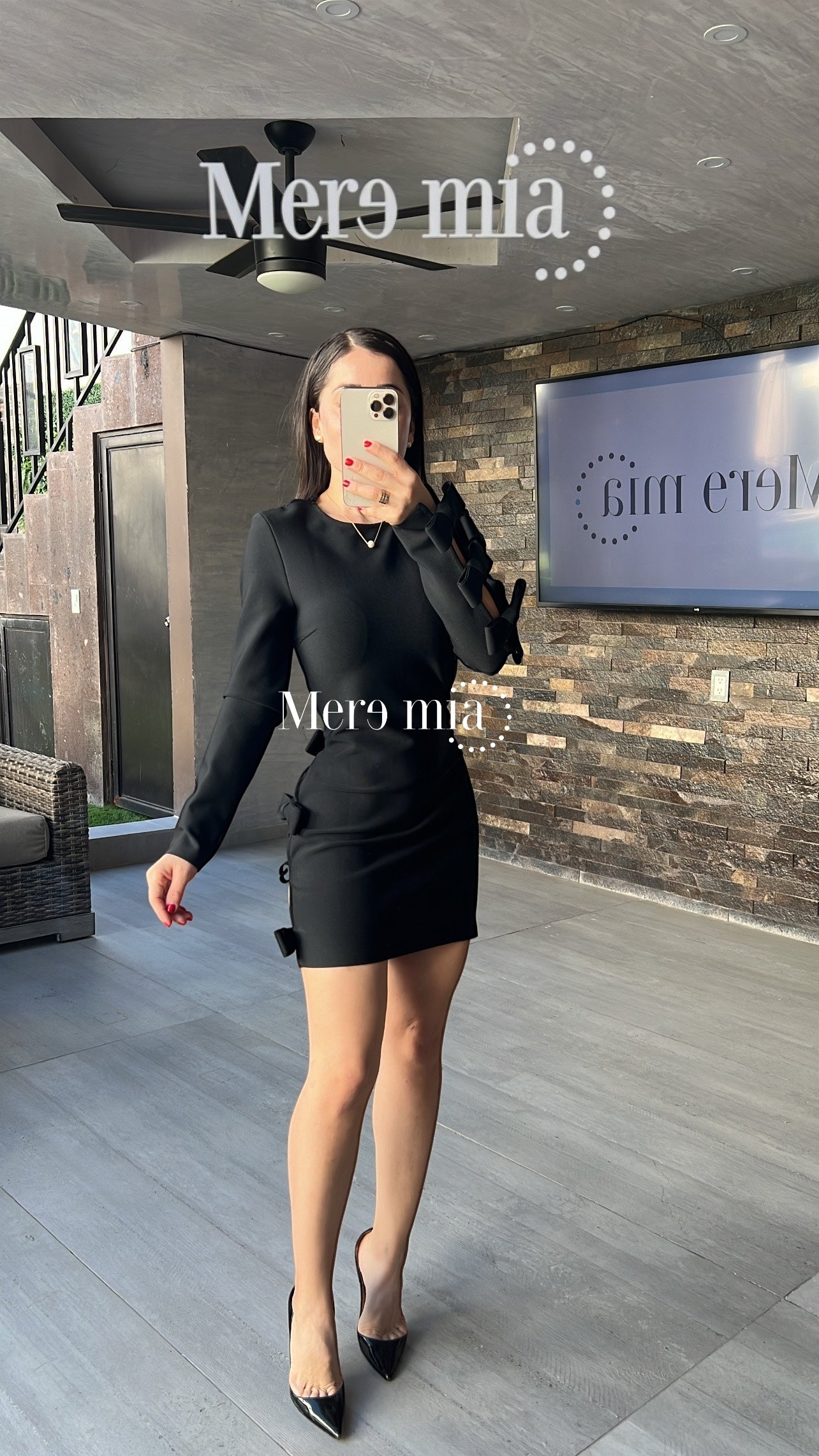 Vestido negro corto moños