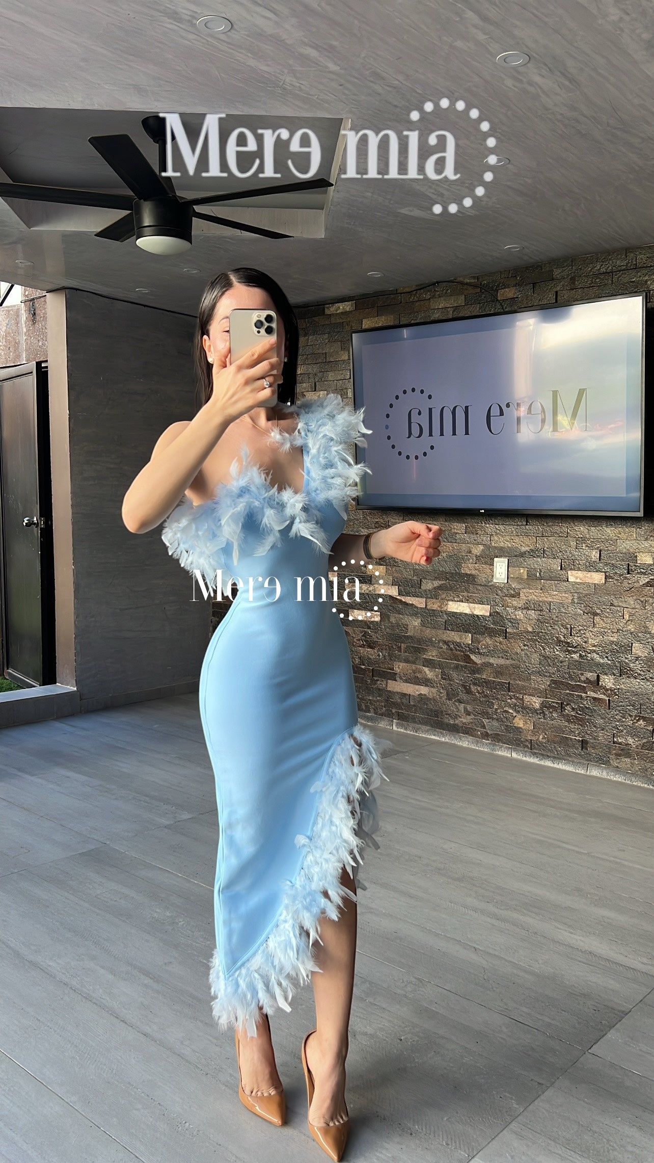 Vestido azul plumas hombro