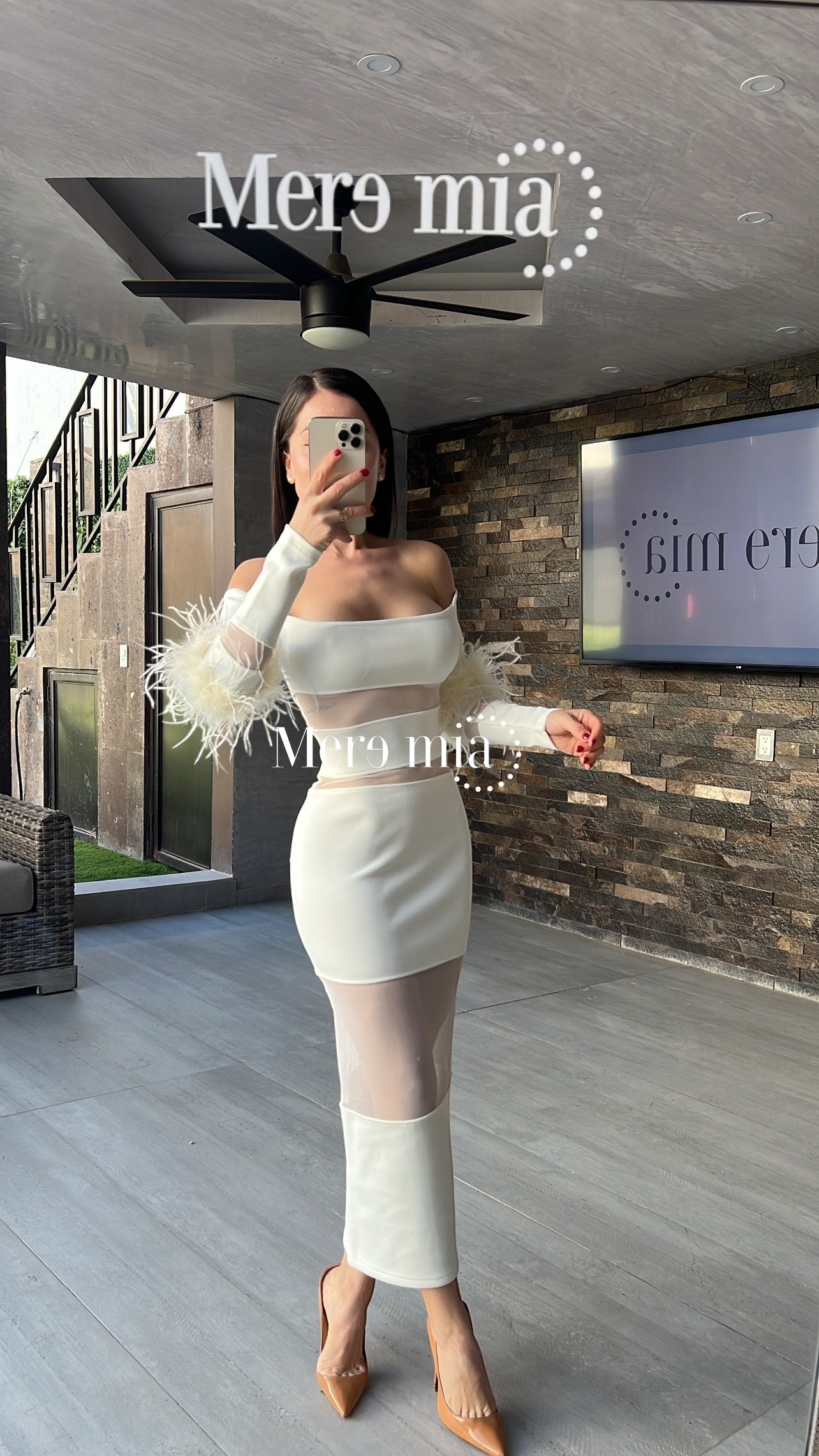 Vestido blanco plumas codos