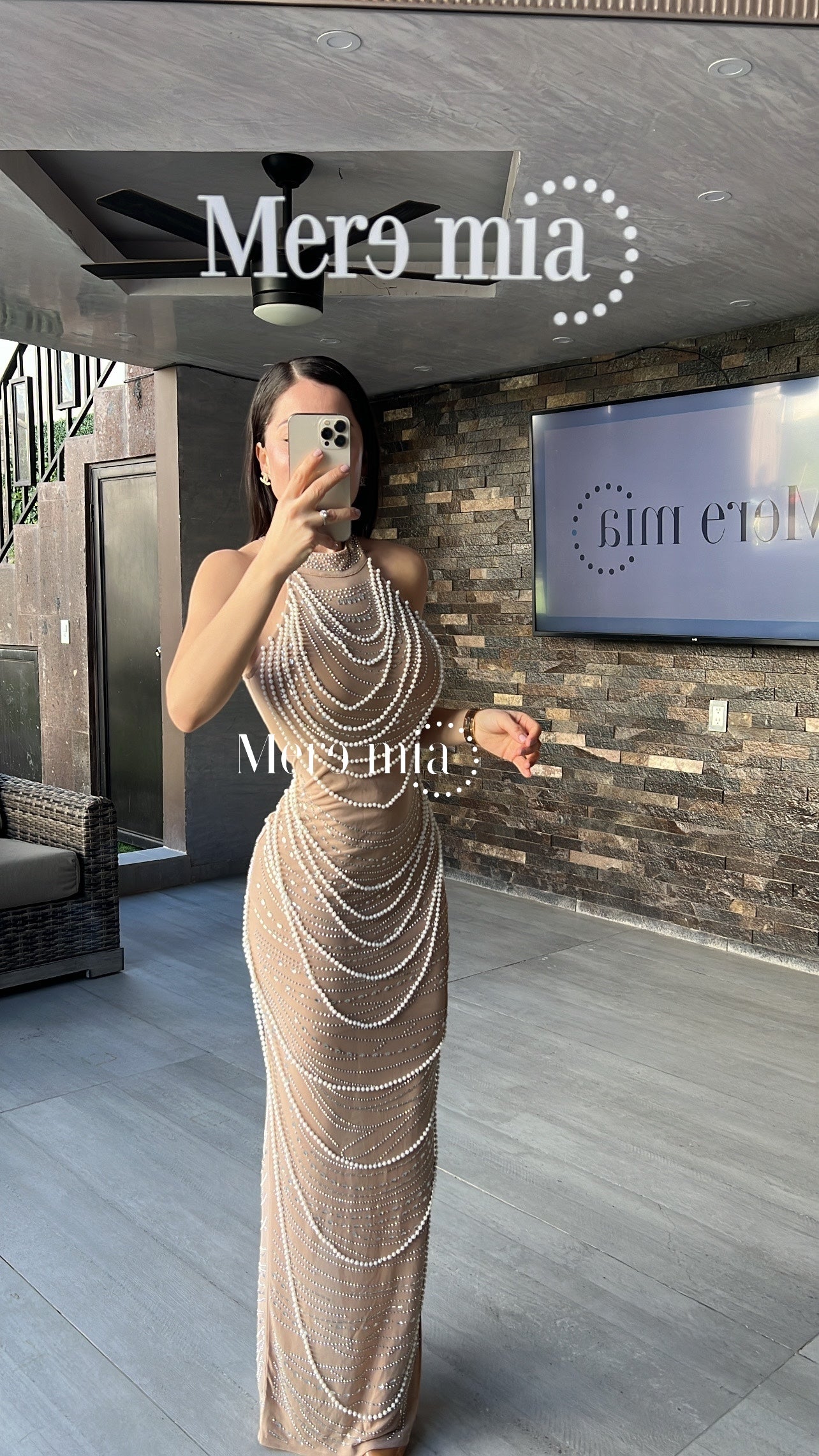 Vestido beige perlas cuello