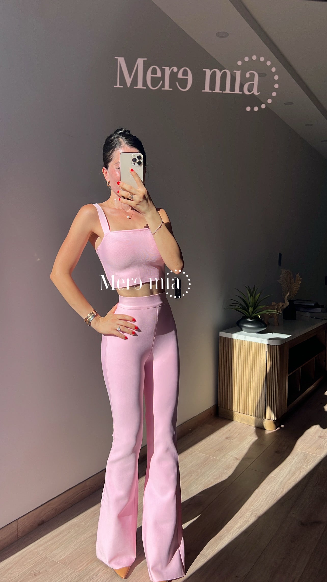 Pantalón rosa acampanado