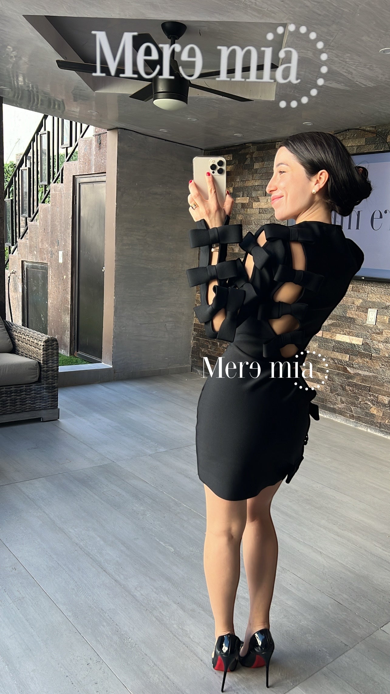 Vestido negro corto moños