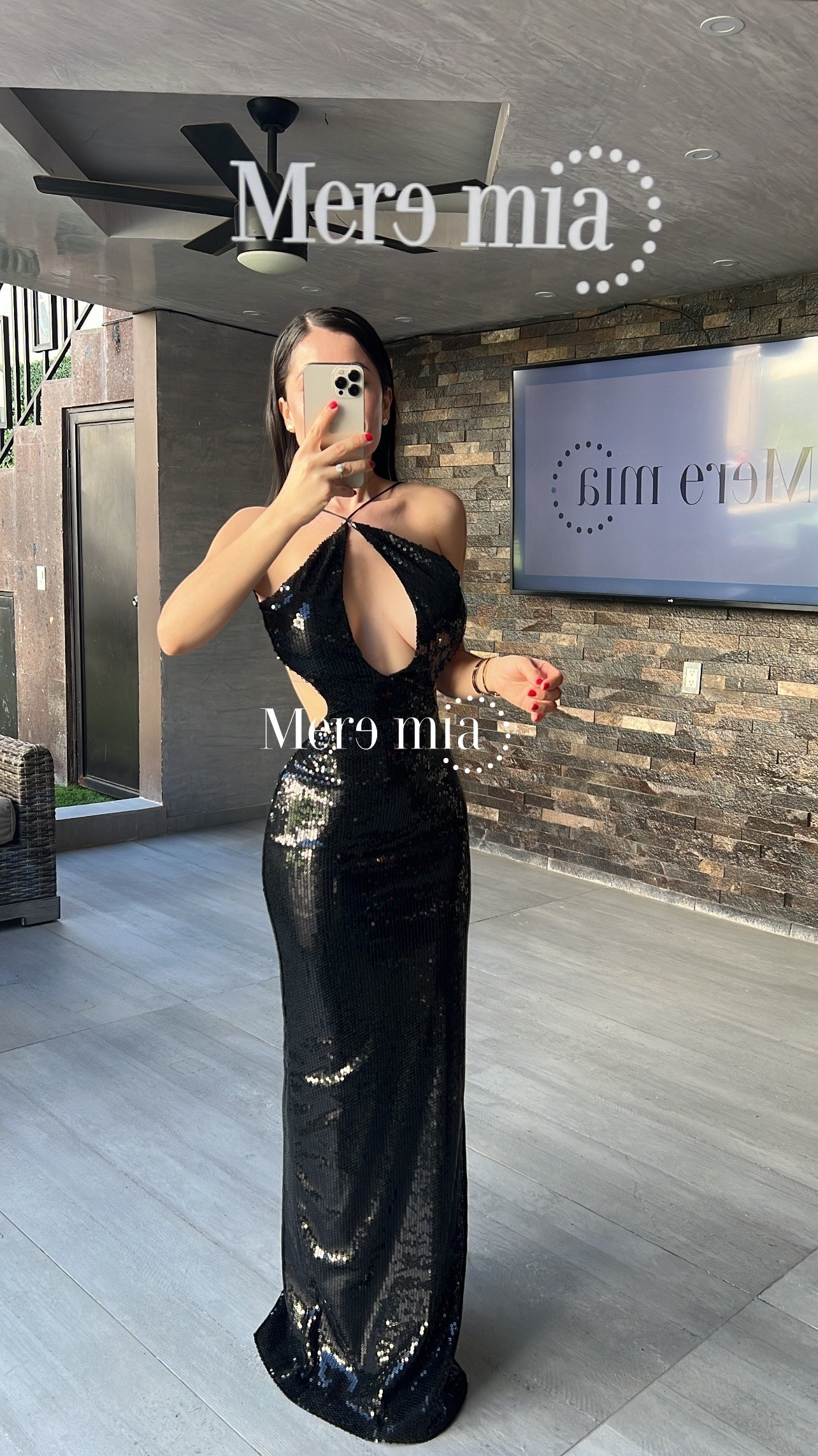 Vestido negro abertura pecho lent