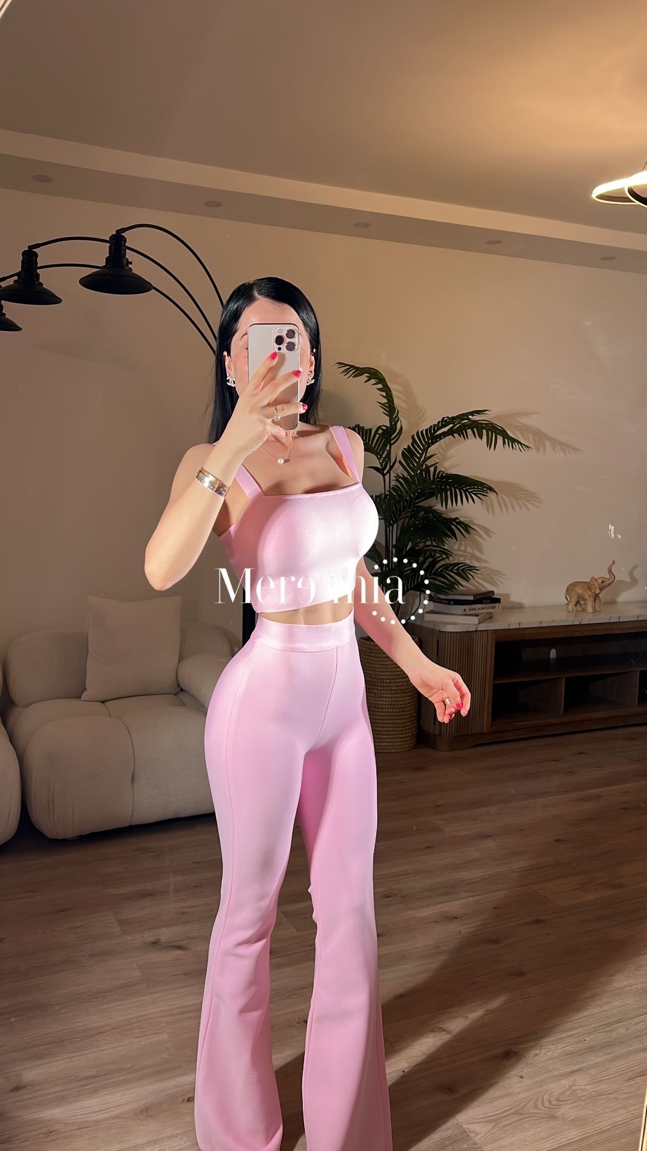 Pantalón rosa acampanado