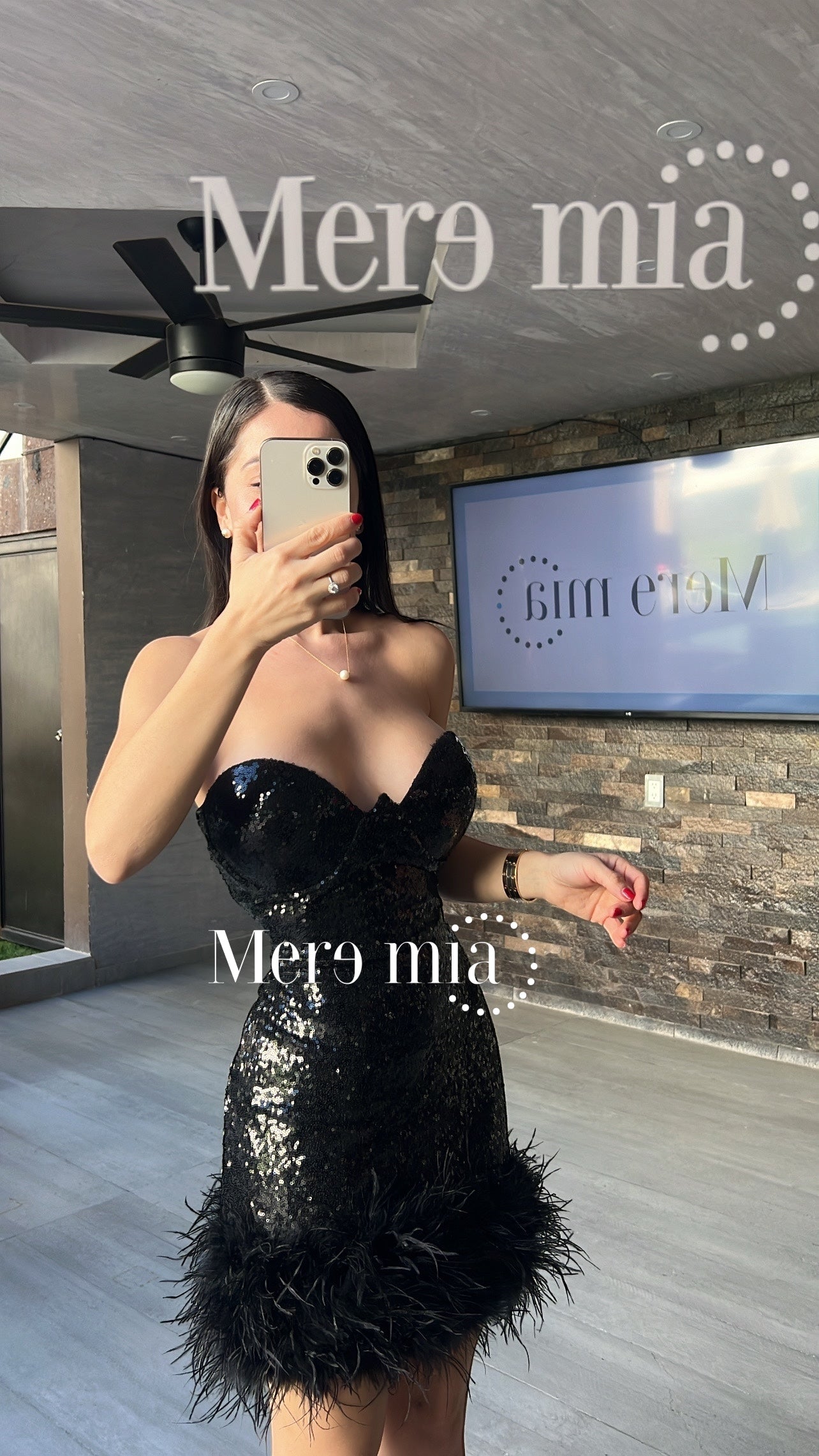 Vestido negro lent plumas
