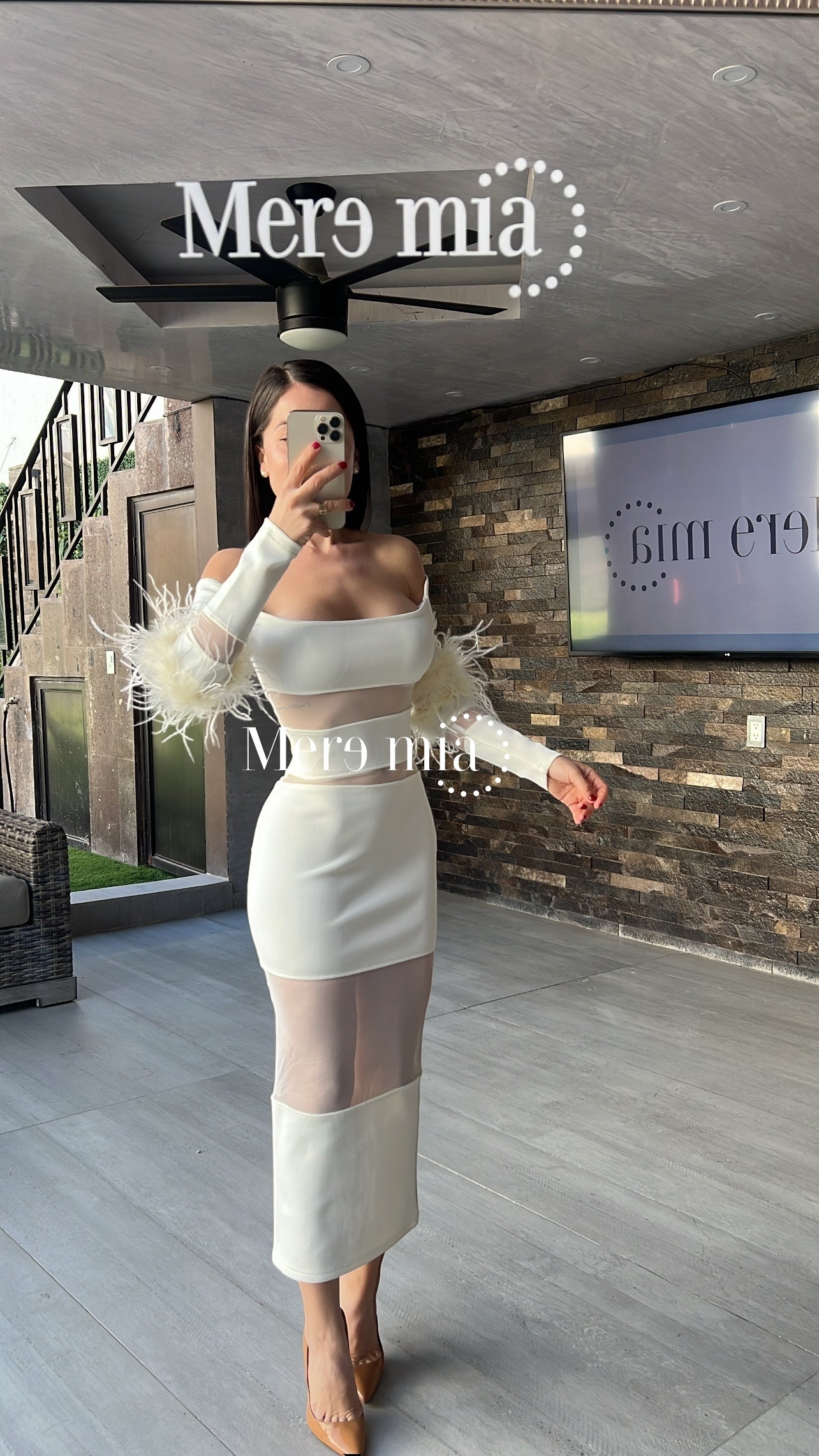 Vestido blanco plumas codos