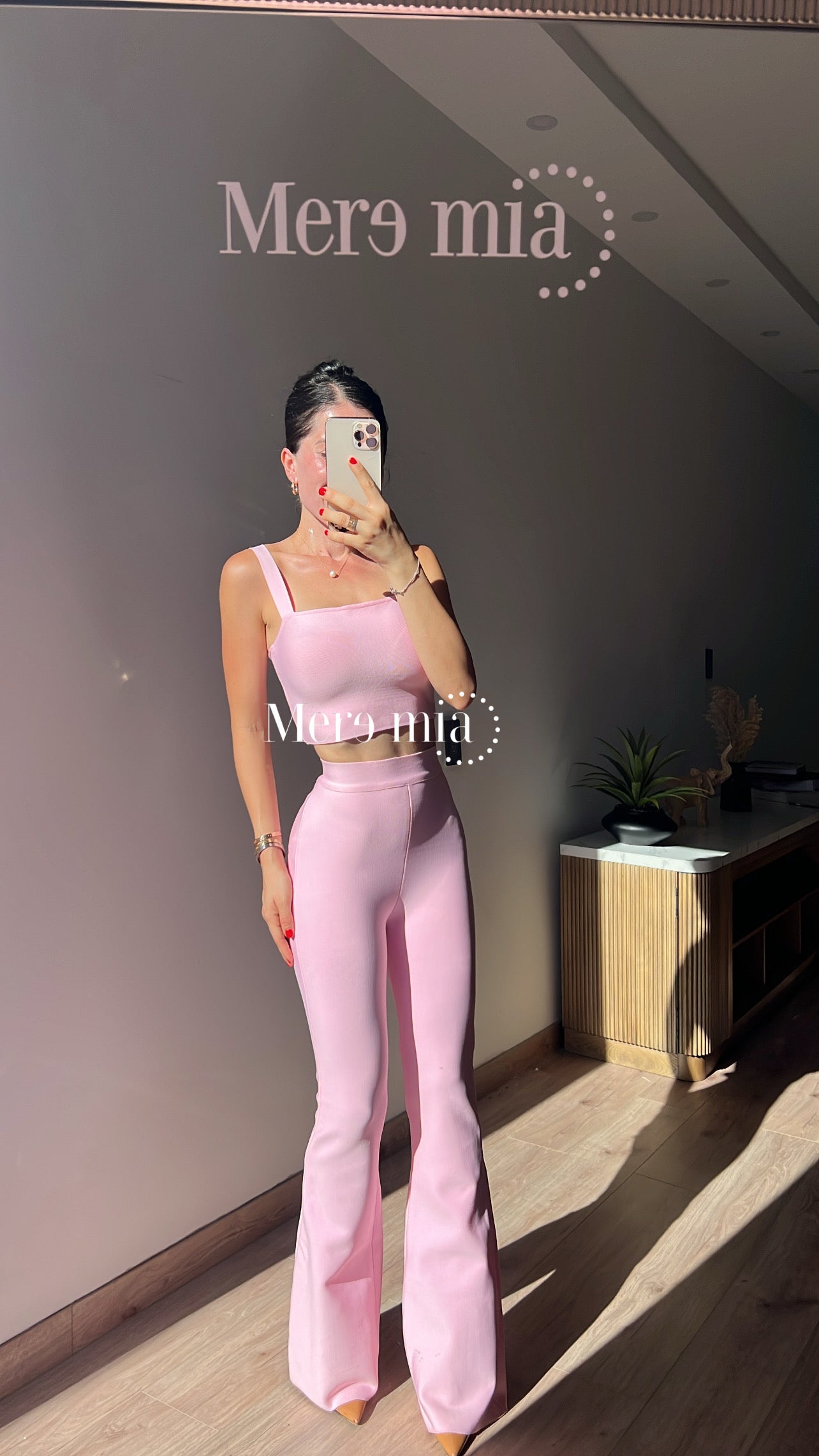 Pantalón rosa acampanado