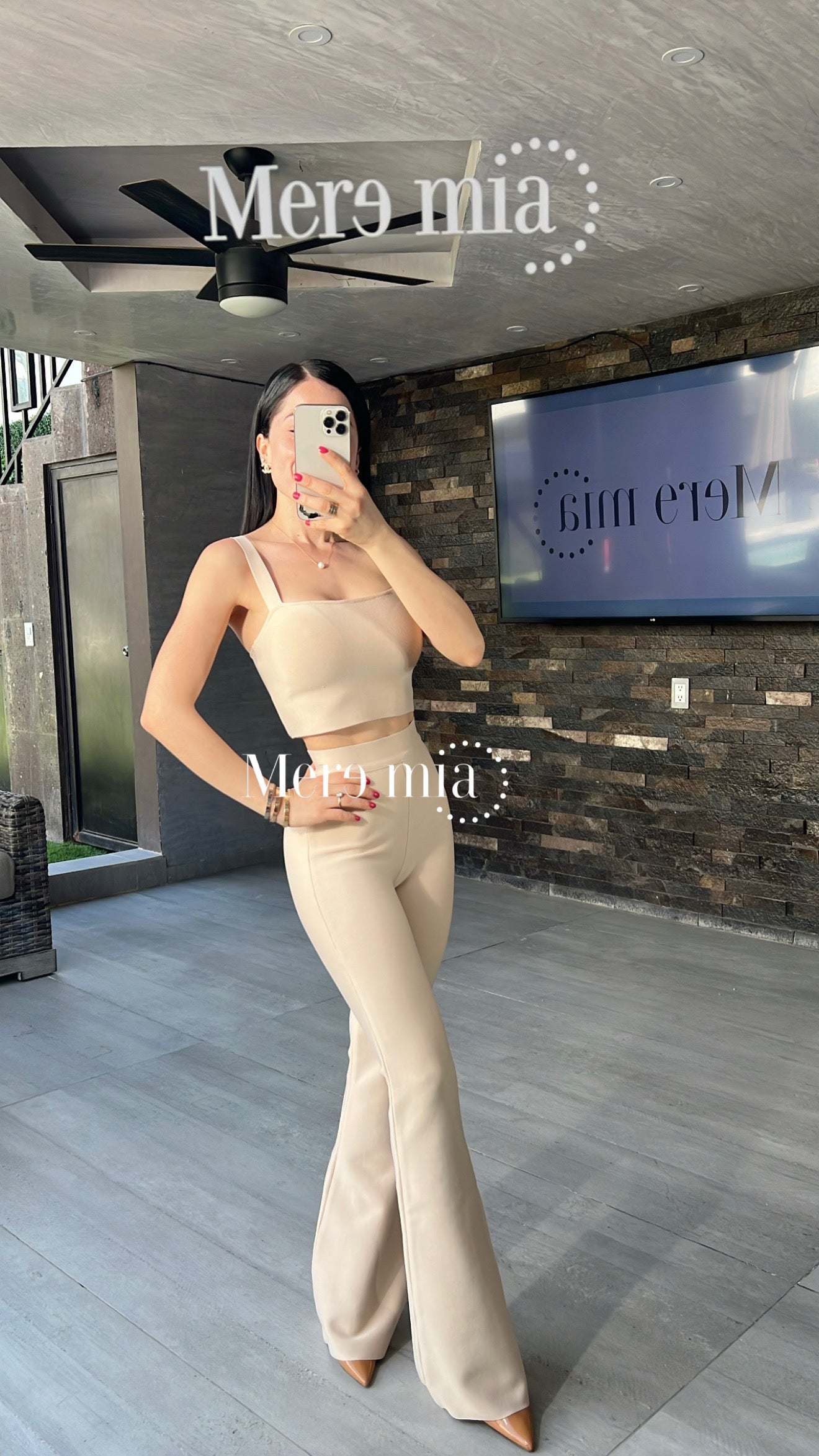 Pantalón beige acampanado