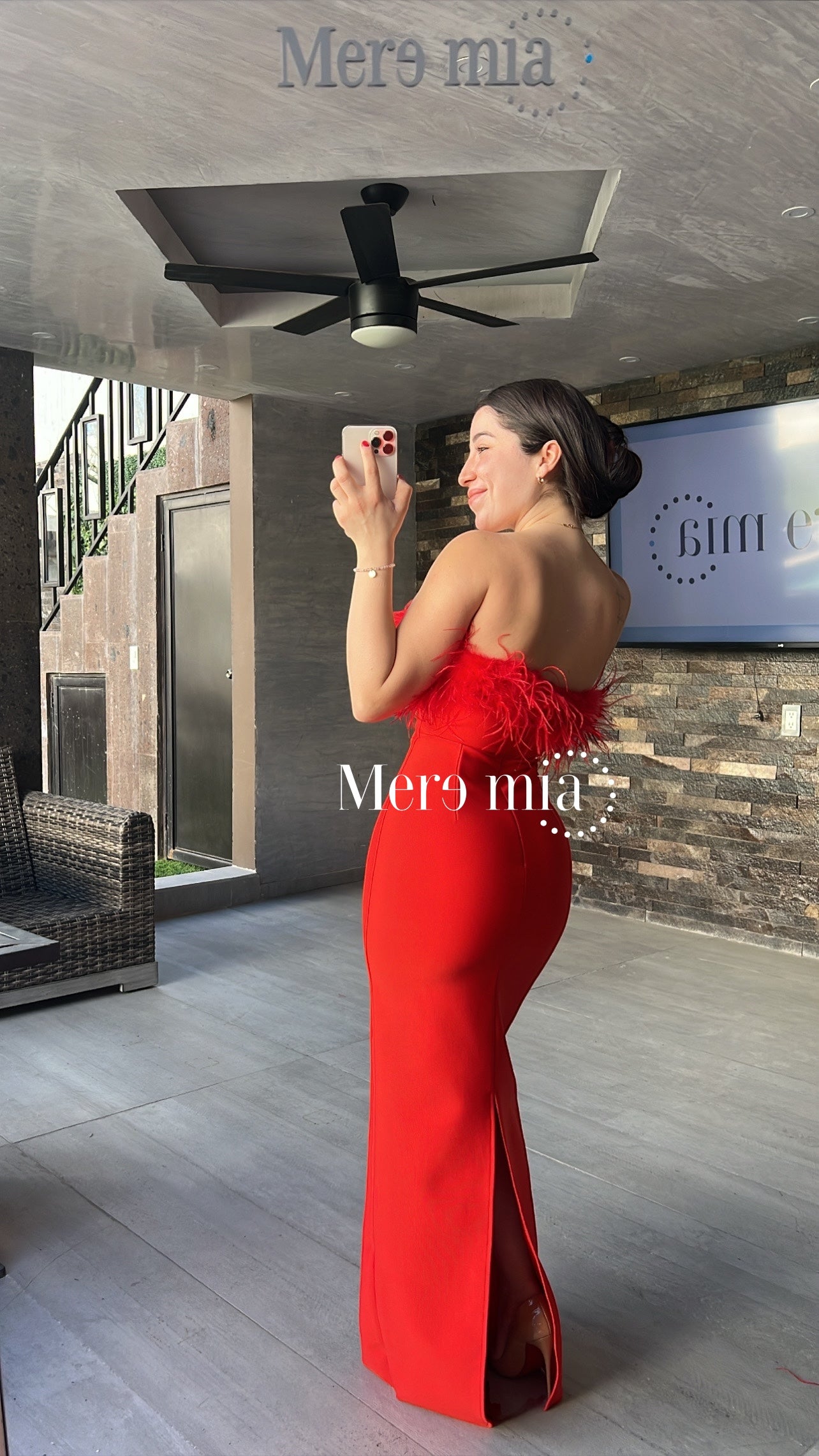 Vestido rojo plumas