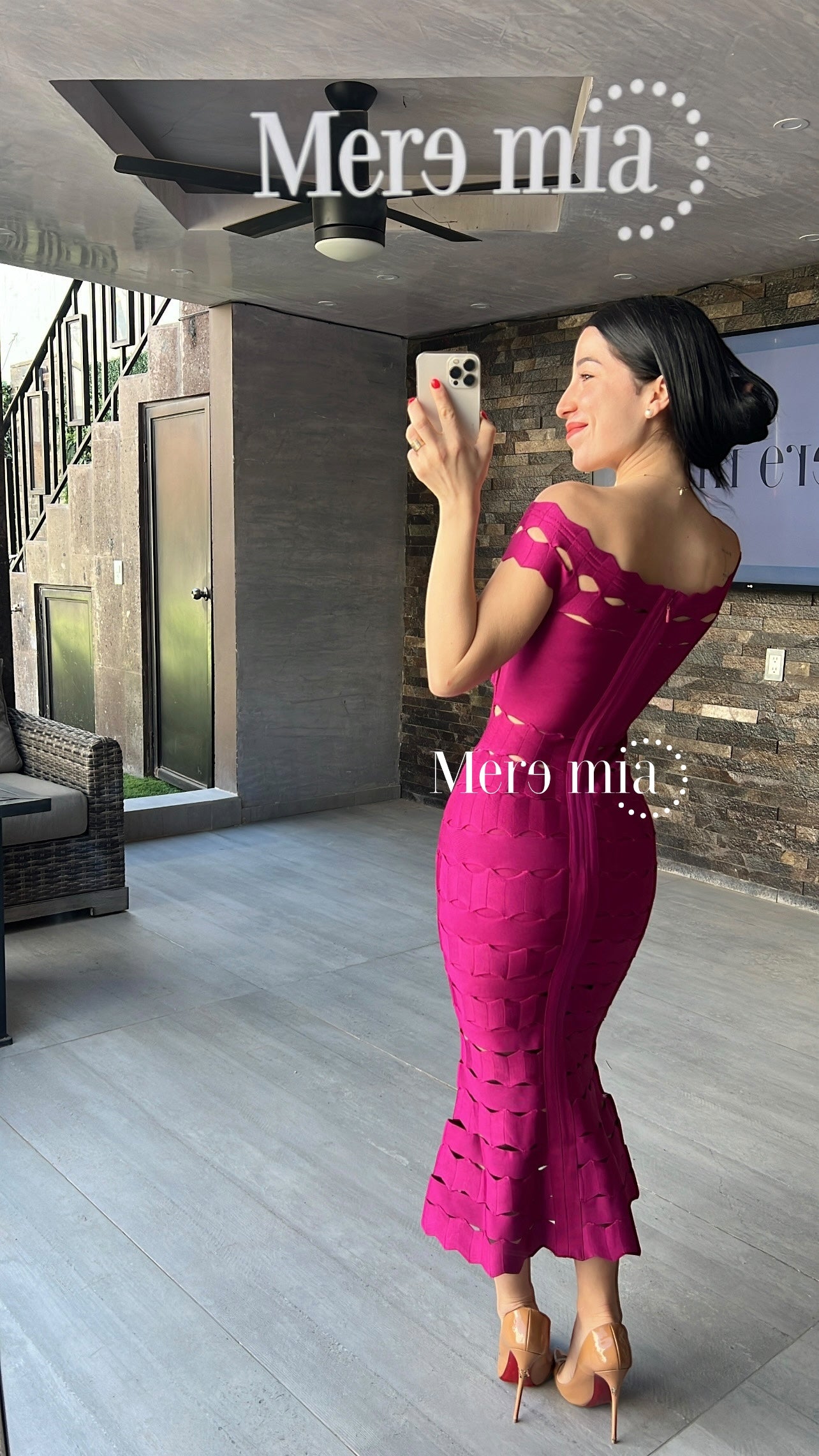 Vestido tinto ruff hombros