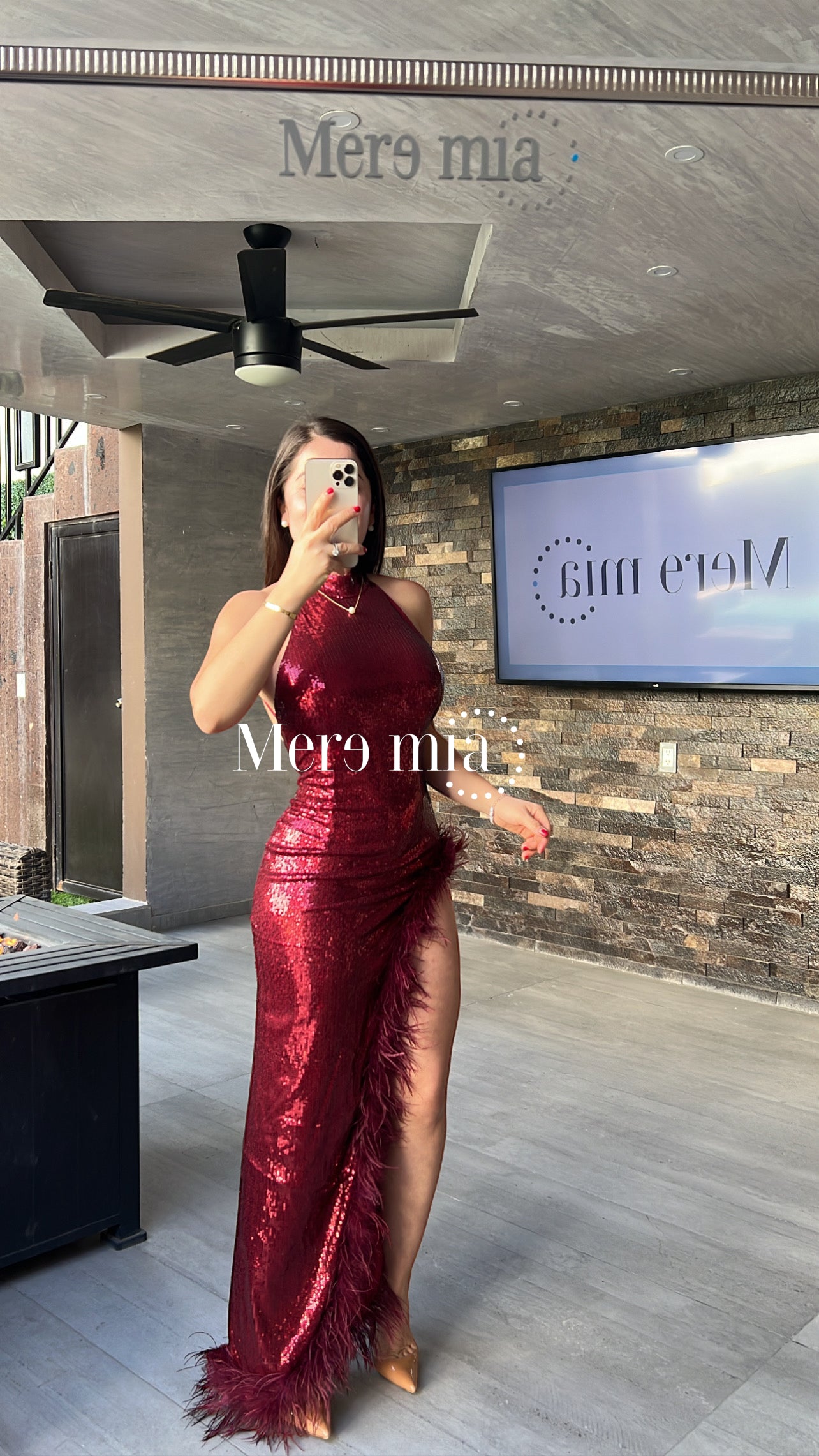 Vestido lent tinto plumas